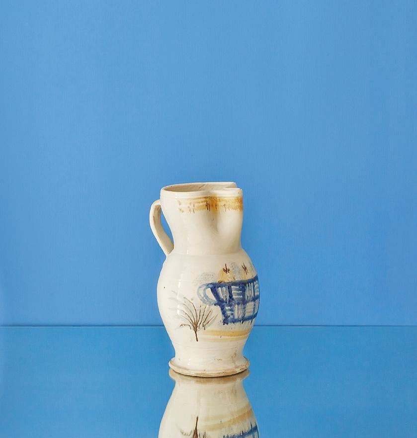 Vintage, Italie 19ème siècle 

Pichet décoratif en céramique avec décorations.

H : 33,5 cm D : 17 cm.