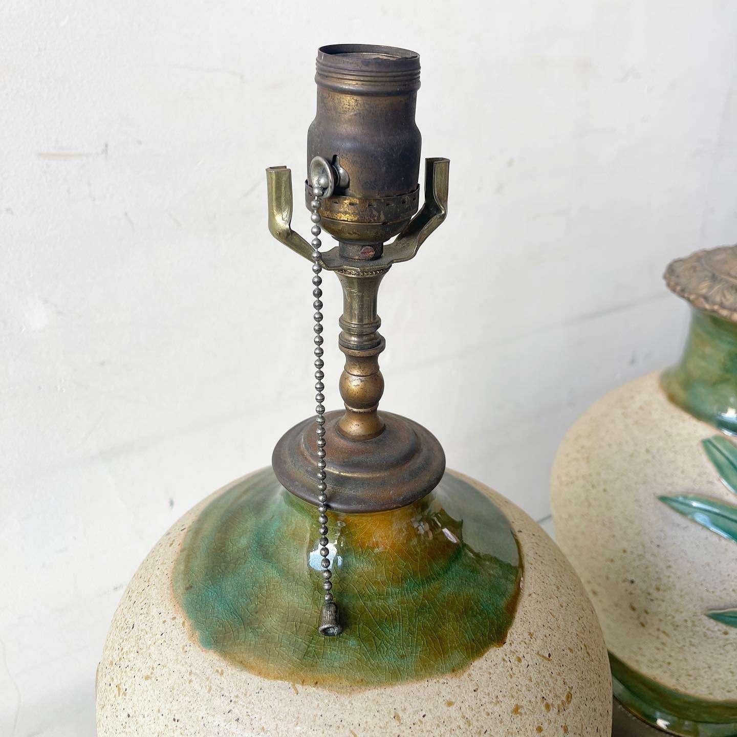 Paire de lampes de bureau vintage en céramique peintes et sculptées à la main avec bases en laiton en vente 4
