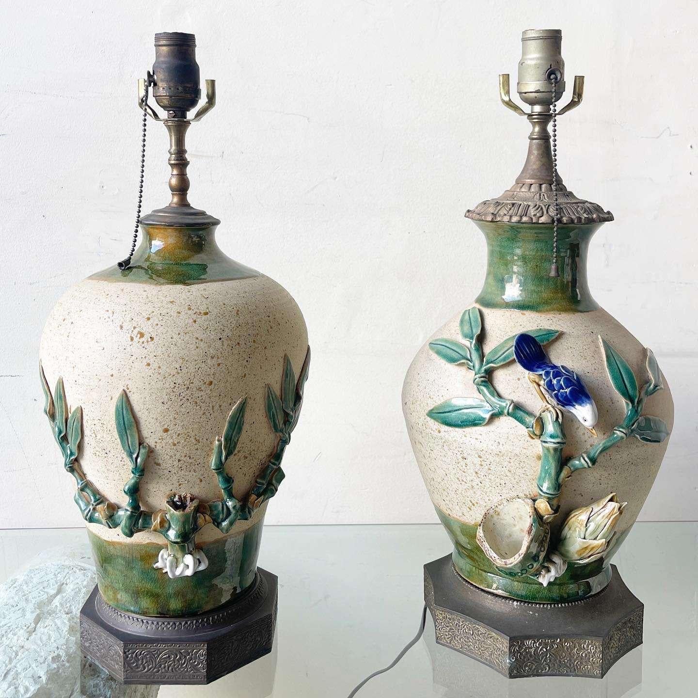 Chinoiseries Paire de lampes de bureau vintage en céramique peintes et sculptées à la main avec bases en laiton en vente