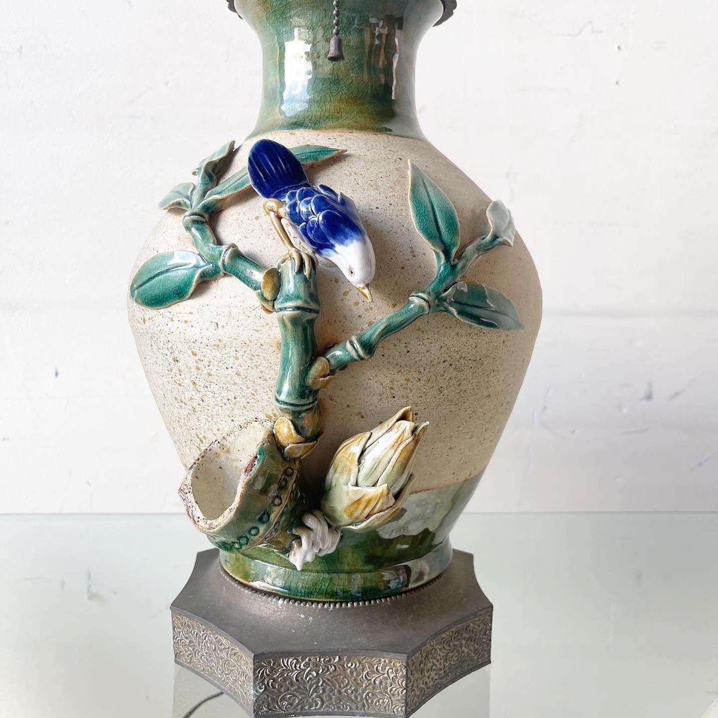 Milieu du XXe siècle Paire de lampes de bureau vintage en céramique peintes et sculptées à la main avec bases en laiton en vente