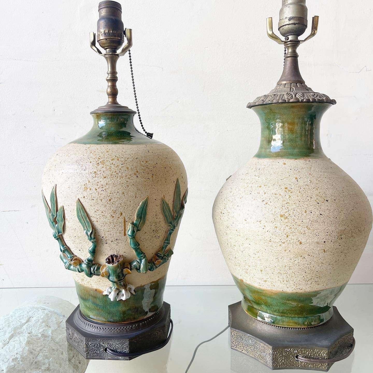 Laiton Paire de lampes de bureau vintage en céramique peintes et sculptées à la main avec bases en laiton en vente