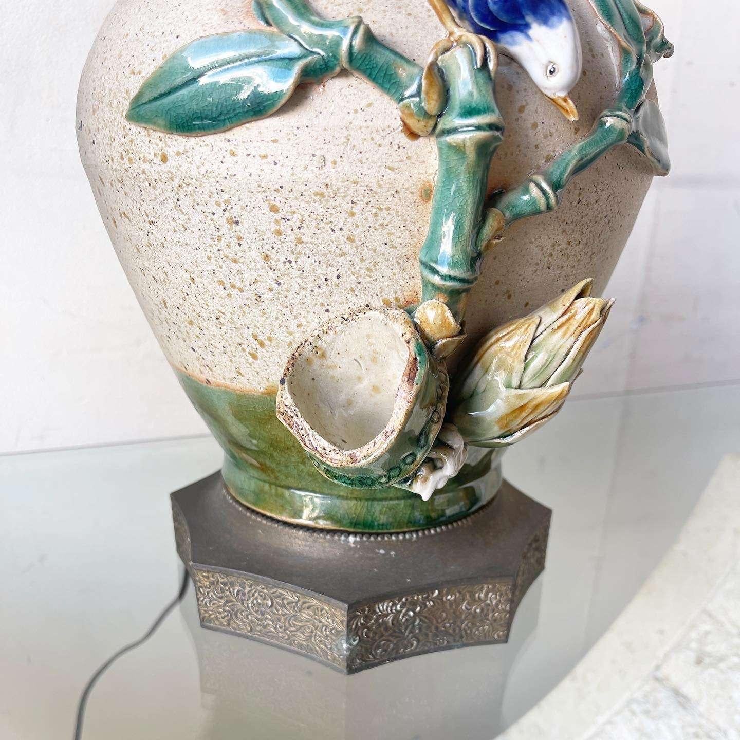 Paire de lampes de bureau vintage en céramique peintes et sculptées à la main avec bases en laiton en vente 1