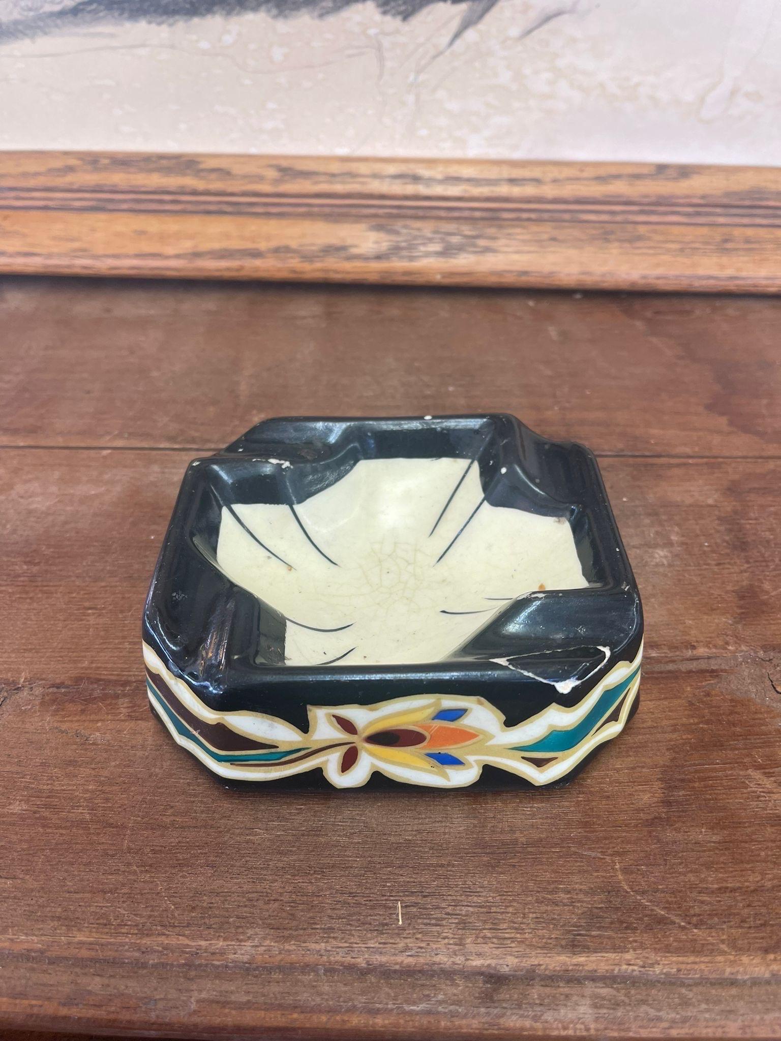 Vintage Ceramic Hand Painted Ashtray. Imported From Holland. In Good Condition For Sale In Seattle, WA