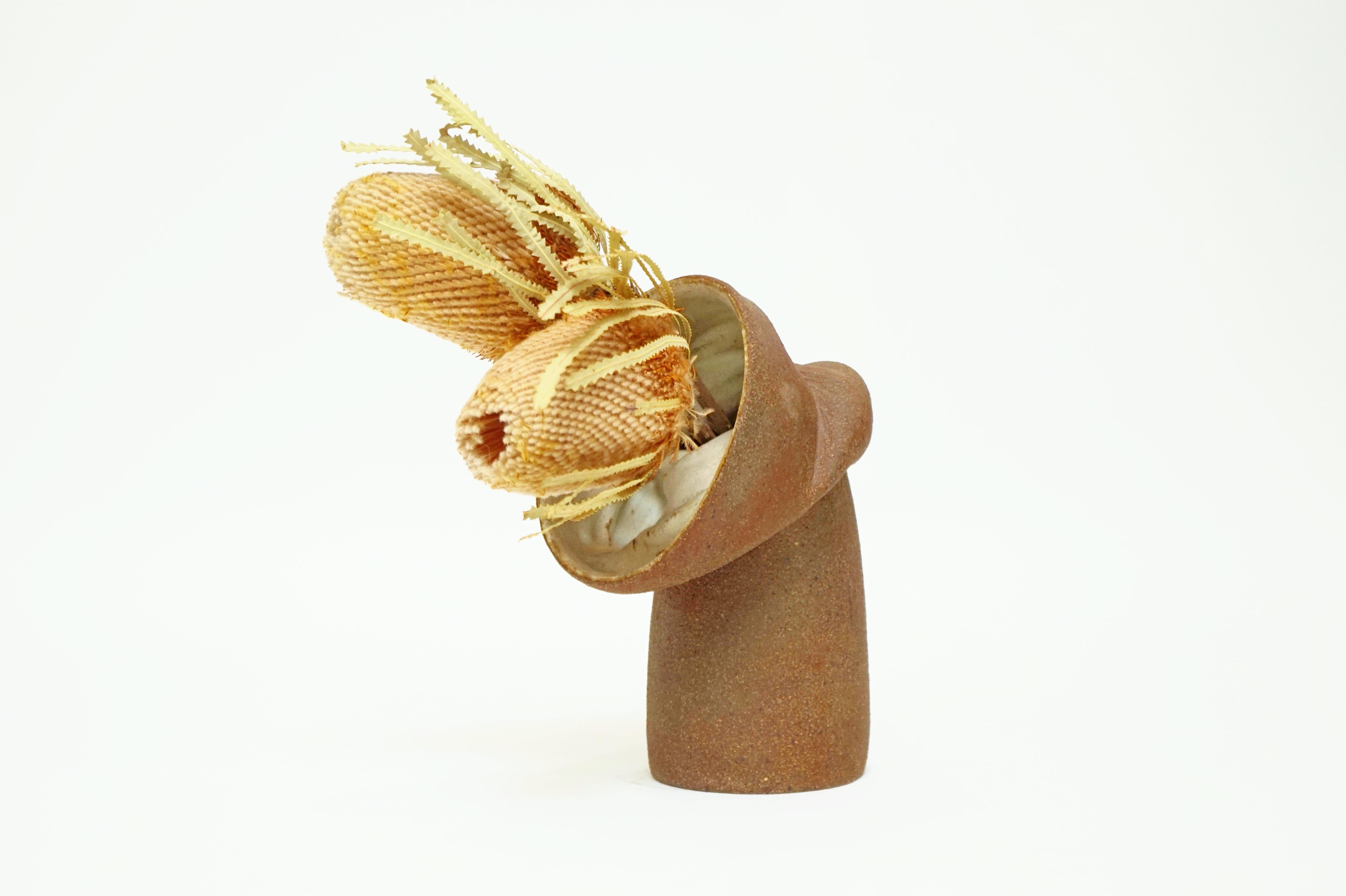 Ce magnifique vase en céramique fabriqué à la main est un merveilleux récipient pour vos compositions florales fraîches ou séchées.

Détails :
- Glace mate et texturée
- 8,5