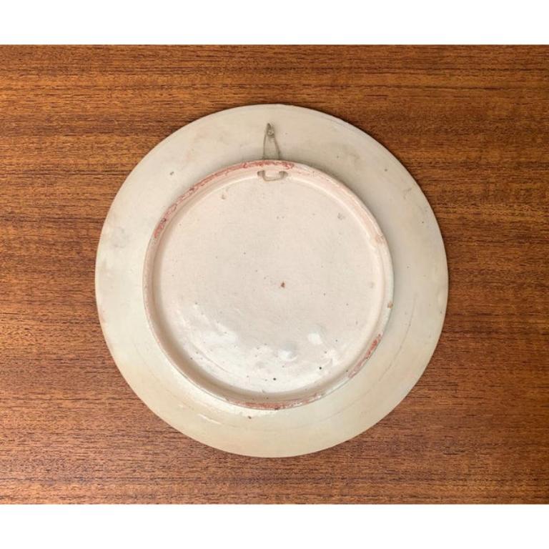Plato de pared vintage de cerámica pintada a mano con forma de pez, años 70 en venta 6