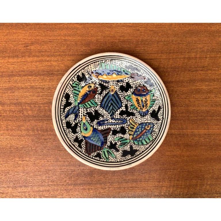 Plato de pared vintage de cerámica pintada a mano con peces, años 70, en muy buen estado. Diseñado de 1970 a 1979.

Más información:
Materiales: Cerámica
Color: Turquesa
Tipo de artículo: Vintage, Antiguo o de segunda mano
Dimensiones: 9,45ʺAN ×