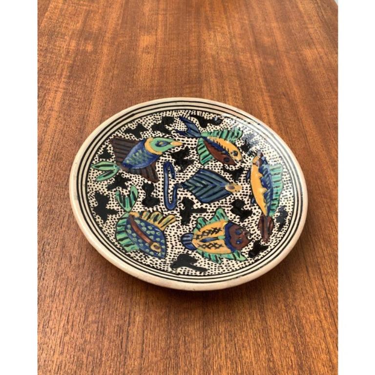 Plato de pared vintage de cerámica pintada a mano con forma de pez, años 70 siglo XX en venta