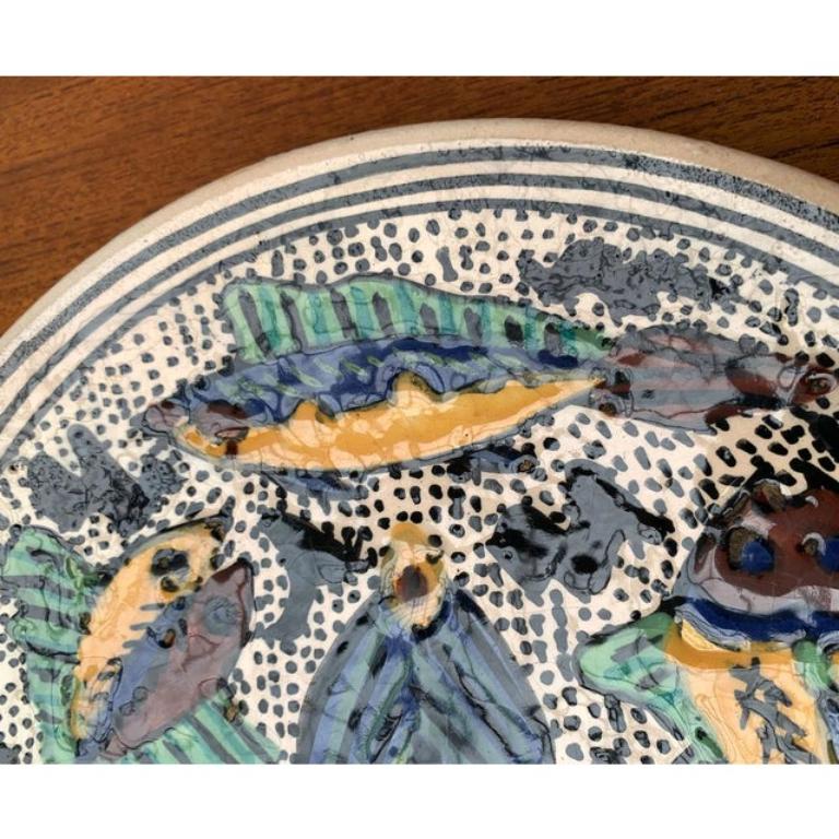 Plato de pared vintage de cerámica pintada a mano con forma de pez, años 70 Cerámico en venta