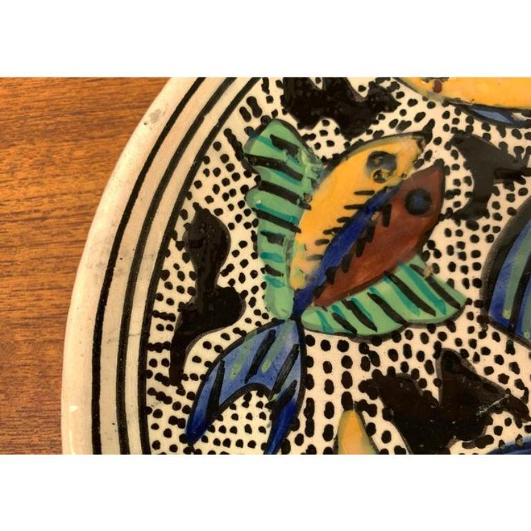 Plato de pared vintage de cerámica pintada a mano con forma de pez, años 70 en venta 1