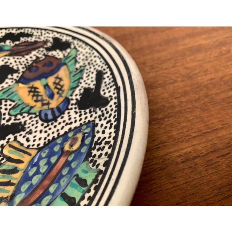 Plato de pared vintage de cerámica pintada a mano con forma de pez, años 70 en venta 4