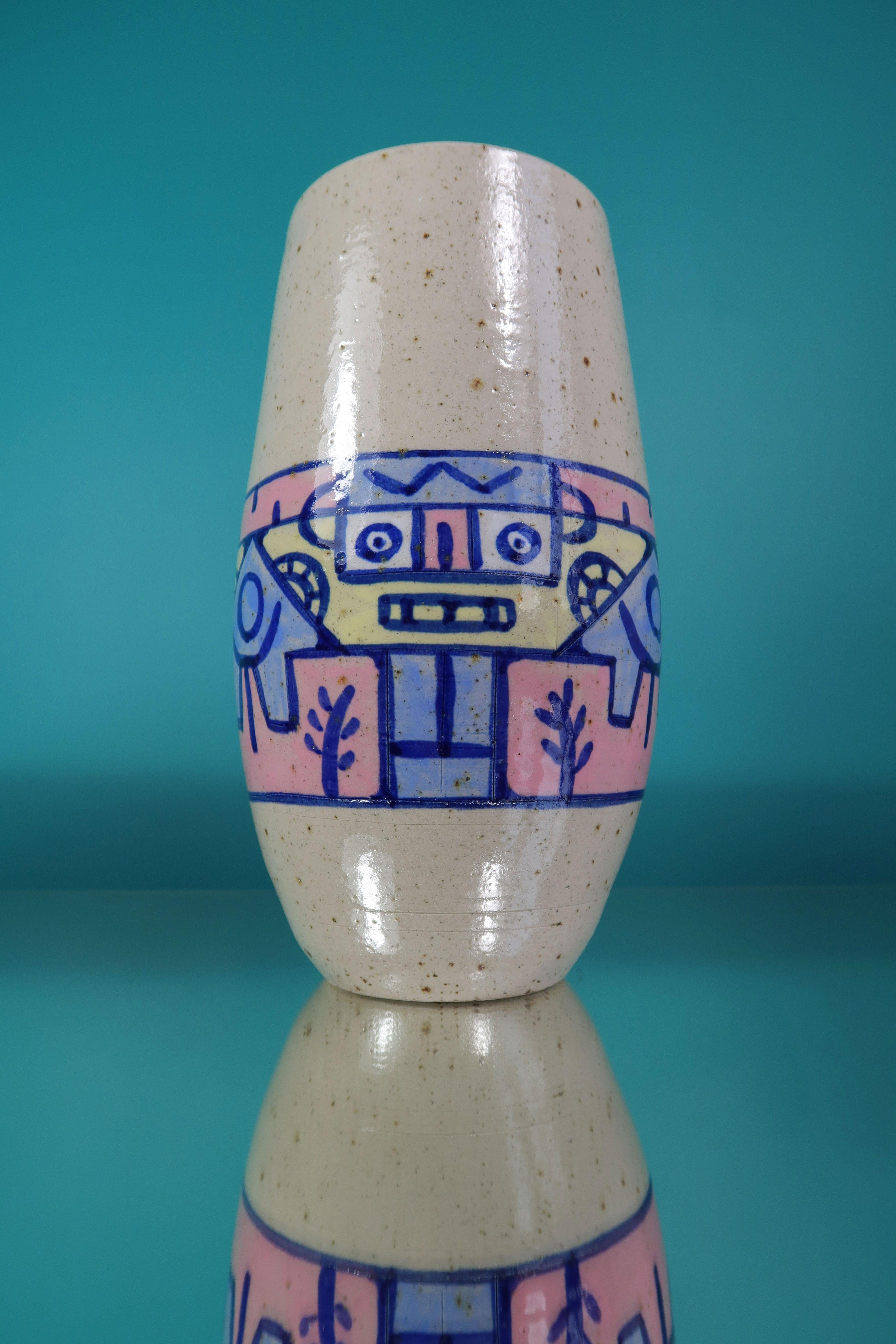 Grand vase en céramique moderniste, fait et peint à la main, fabriqué en 1990 par Néstor. Décorations cubistes multicolores en rose, jaune et bleu sous glaçure transparente. Belle condition vintage. Signé sous la base.
Europe, 1990. 