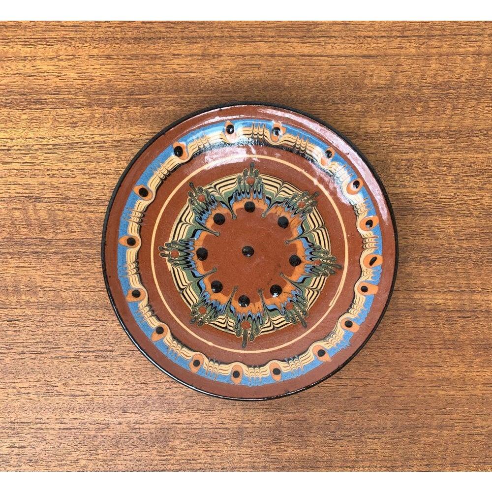 Handbemalter Vintage-Keramik-Wandteller, 1970er Jahre, in sehr gutem Zustand. Entworfen 1970 bis 1979.

Zusätzliche Informationen:
MATERIALIEN: Keramik
Farbe: Türkis
Artikel Typ: Vintage, antik oder aus Vorbesitz
Abmessungen: 7,09ʺB × 0,79ʺD ×