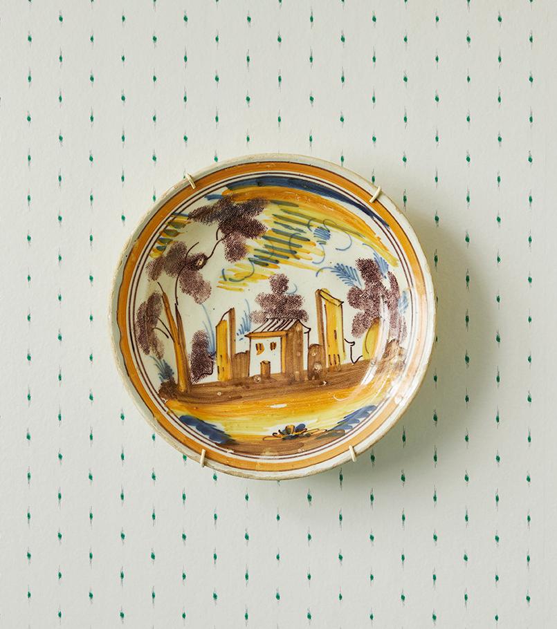 Germany, Vintage

Ceramic hanging platter painted in tones of yellow, orange, brown and blue. 

H 5 x Ø 27 cm