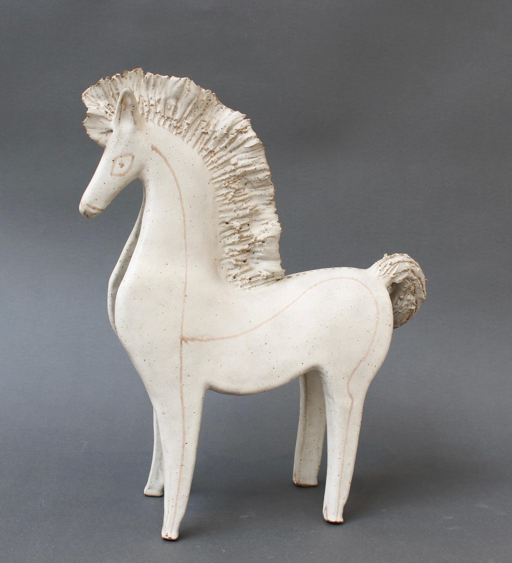 Cheval en céramique vintage de Bruno Gambone, (vers les années 1970). Un charmant cheval de parade en céramique de grande taille, à la crinière et à la queue soignées, recouvert de la glaçure blanche crayeuse caractéristique de Gambone. Des lignes