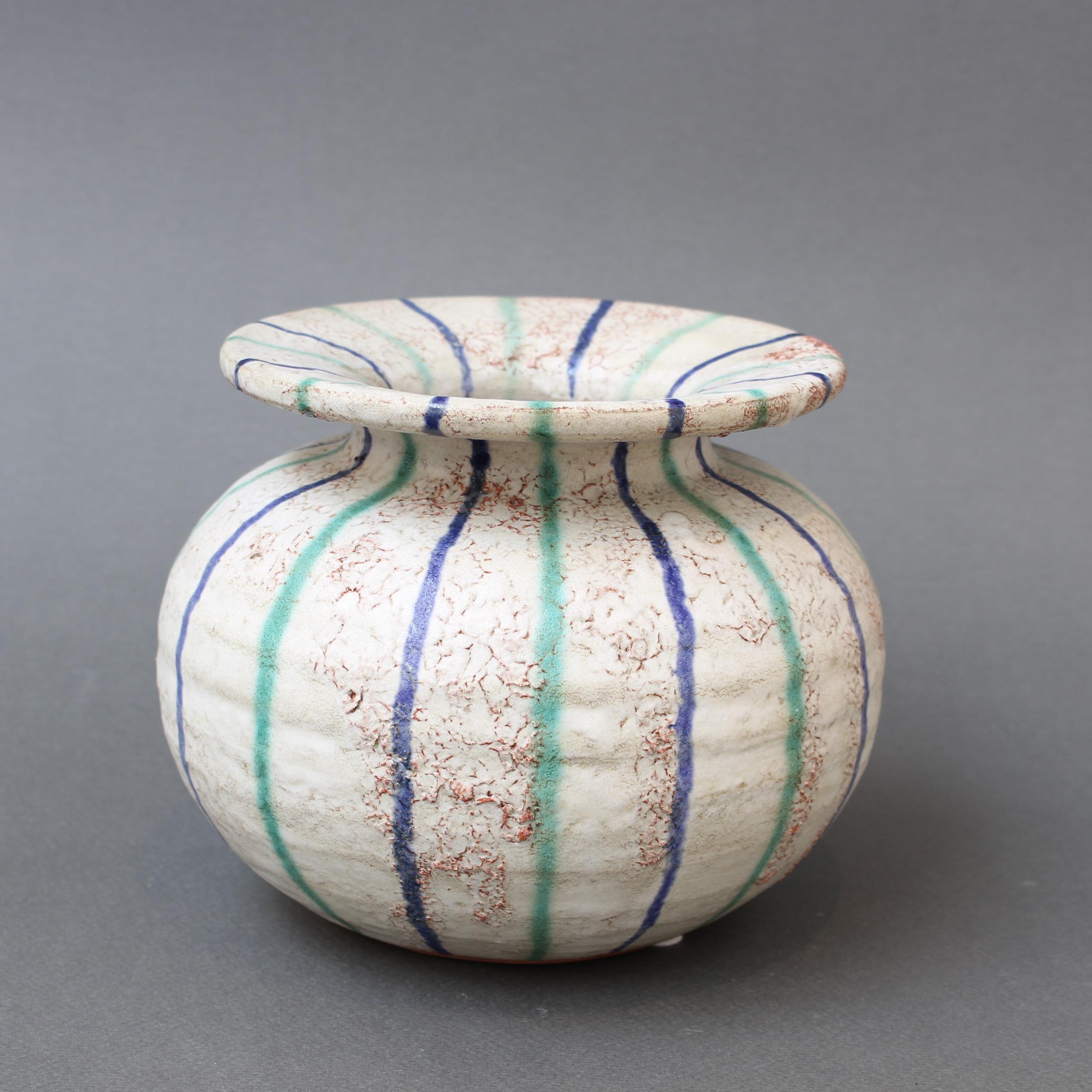 Vase vintage en céramique attribué à Aldo Londi pour Bitossi (circa 1960). Il s'agit d'une forme et d'un schéma de décoration rares provenant de Bitossi, découvert dans le centre de l'Italie. Il a une forme arrondie classique avec un cou court et