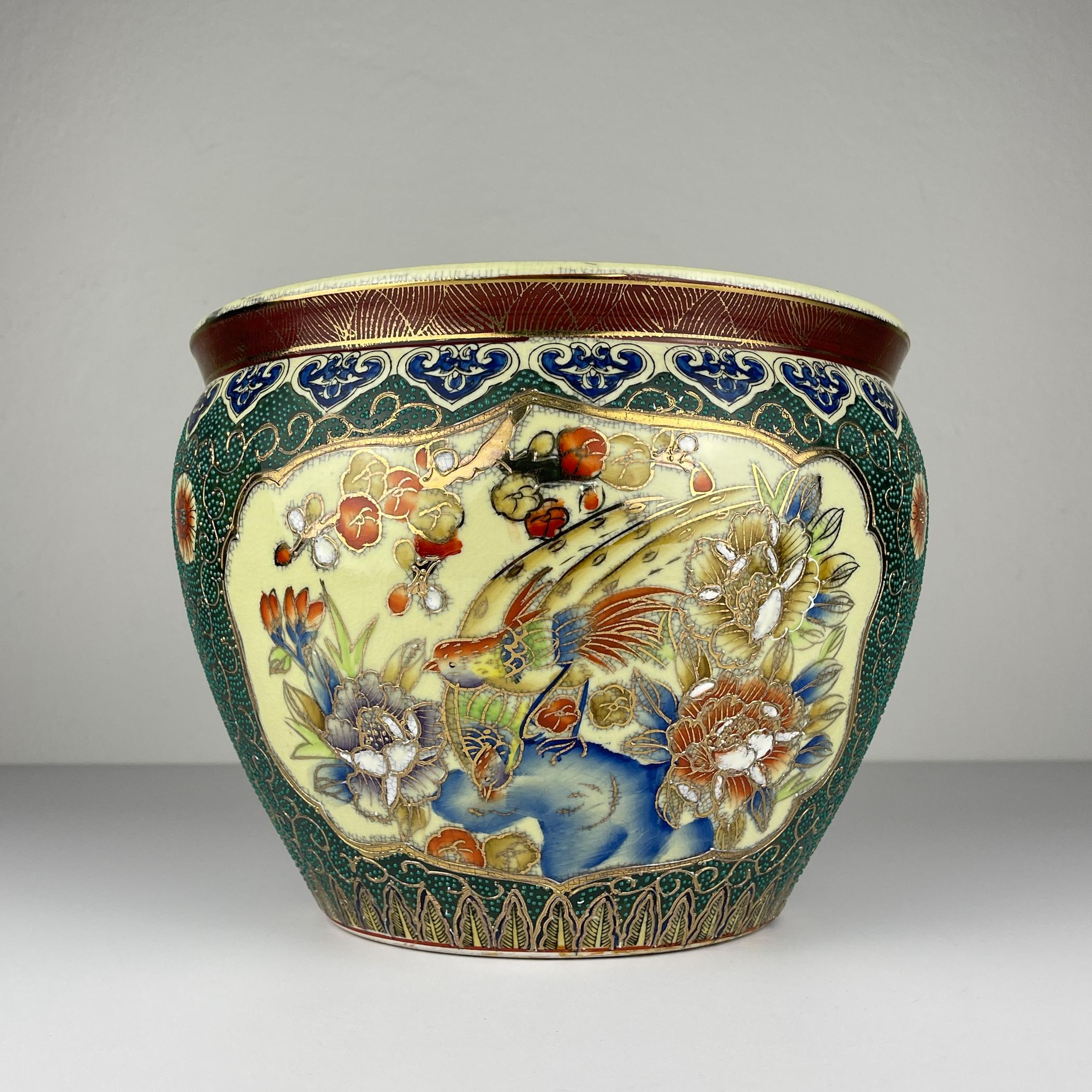 Bellissima ciotola da pesce o cachepot (Jardiniere) di grandi dimensioni in porcellana cinese da esportazione. Prodotto in Cina.
Le varie tonalità di verde, arancione, rosso, blu, giallo e oro, soprattutto in combinazione con i contorni neri,
