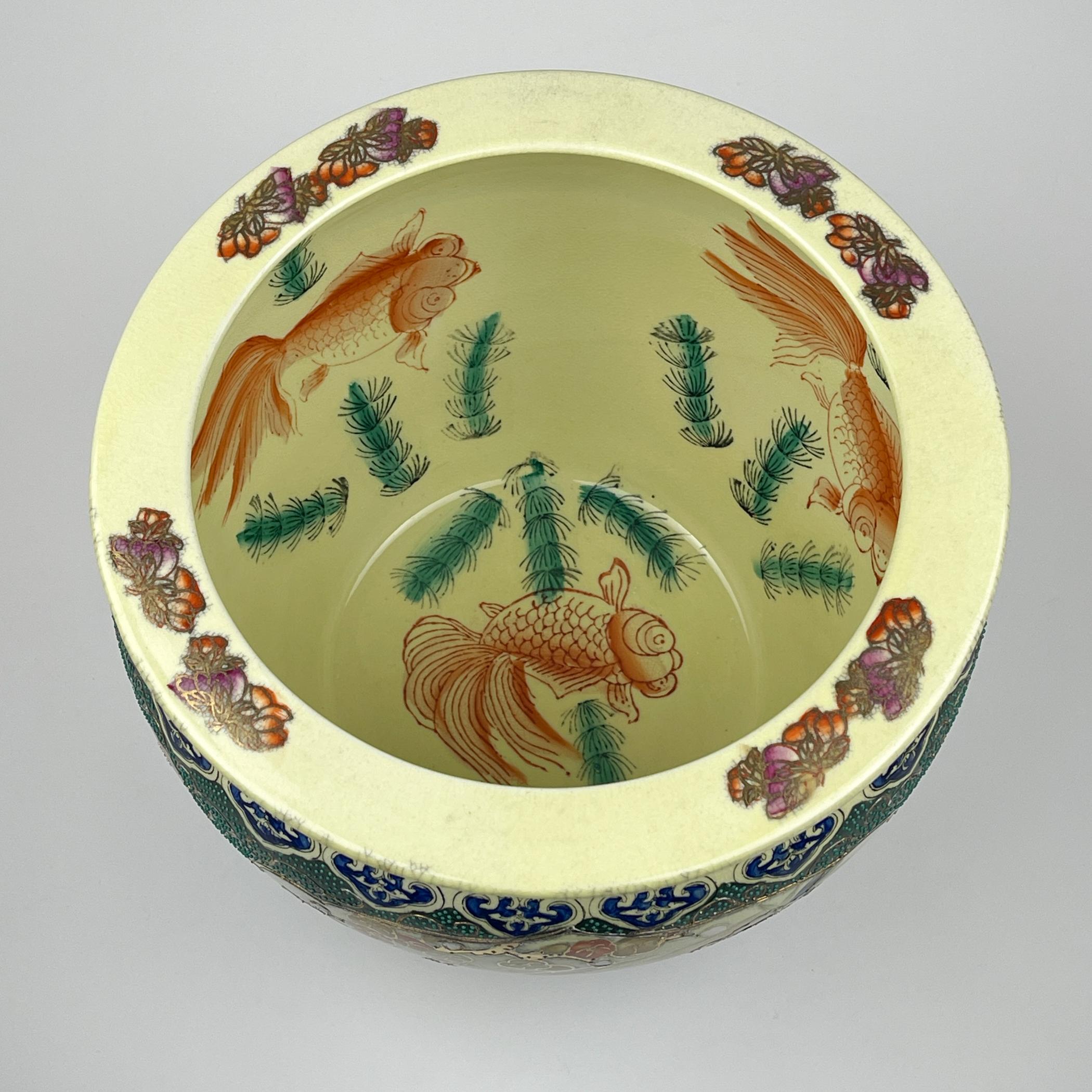 Vaso o ciotola per pesci Koi in ceramica d'epoca, Cina, anni '60 In condizioni buone in vendita a Miklavž Pri Taboru, SI