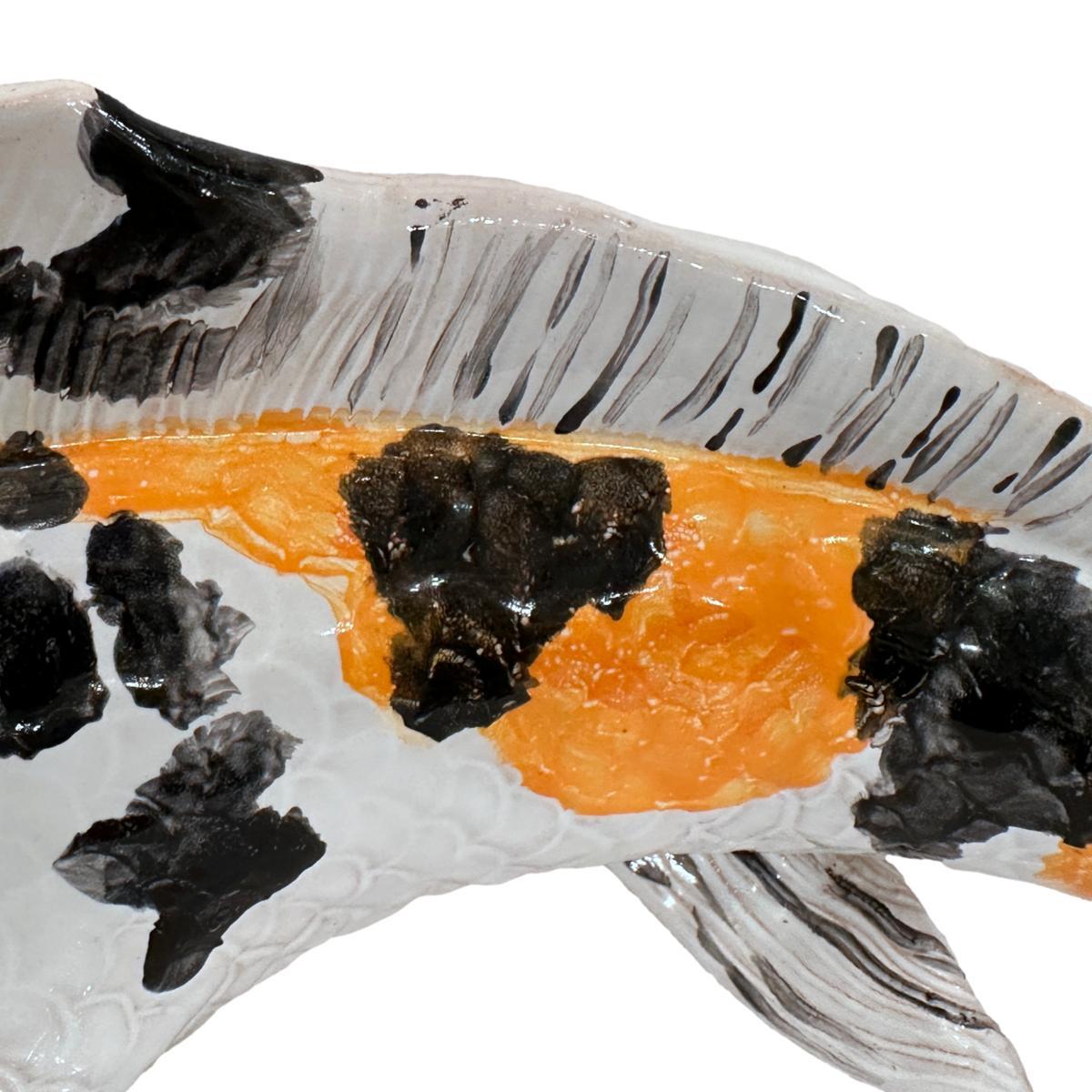 Ein italienischer Koi-Fisch aus Keramik aus den 1970er Jahren.

Abmessungen:
Höhe: 5,5