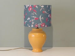 Lampada da tavolo Kostka in ceramica vintage con paralume personalizzato, Francia, 1960-1970