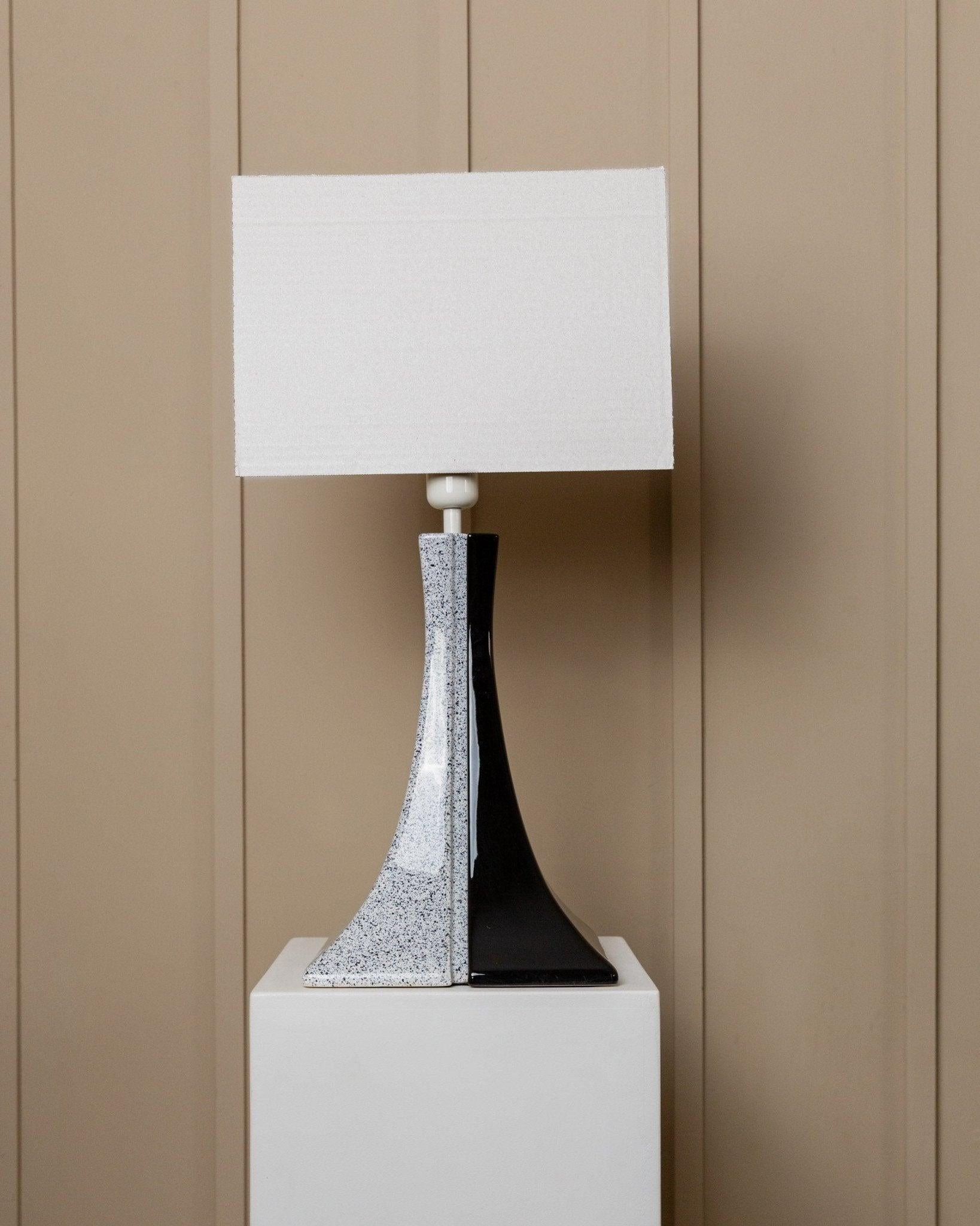 Lámpara vintage de cerámica en blanco y negro, años 80 siglo XX en venta