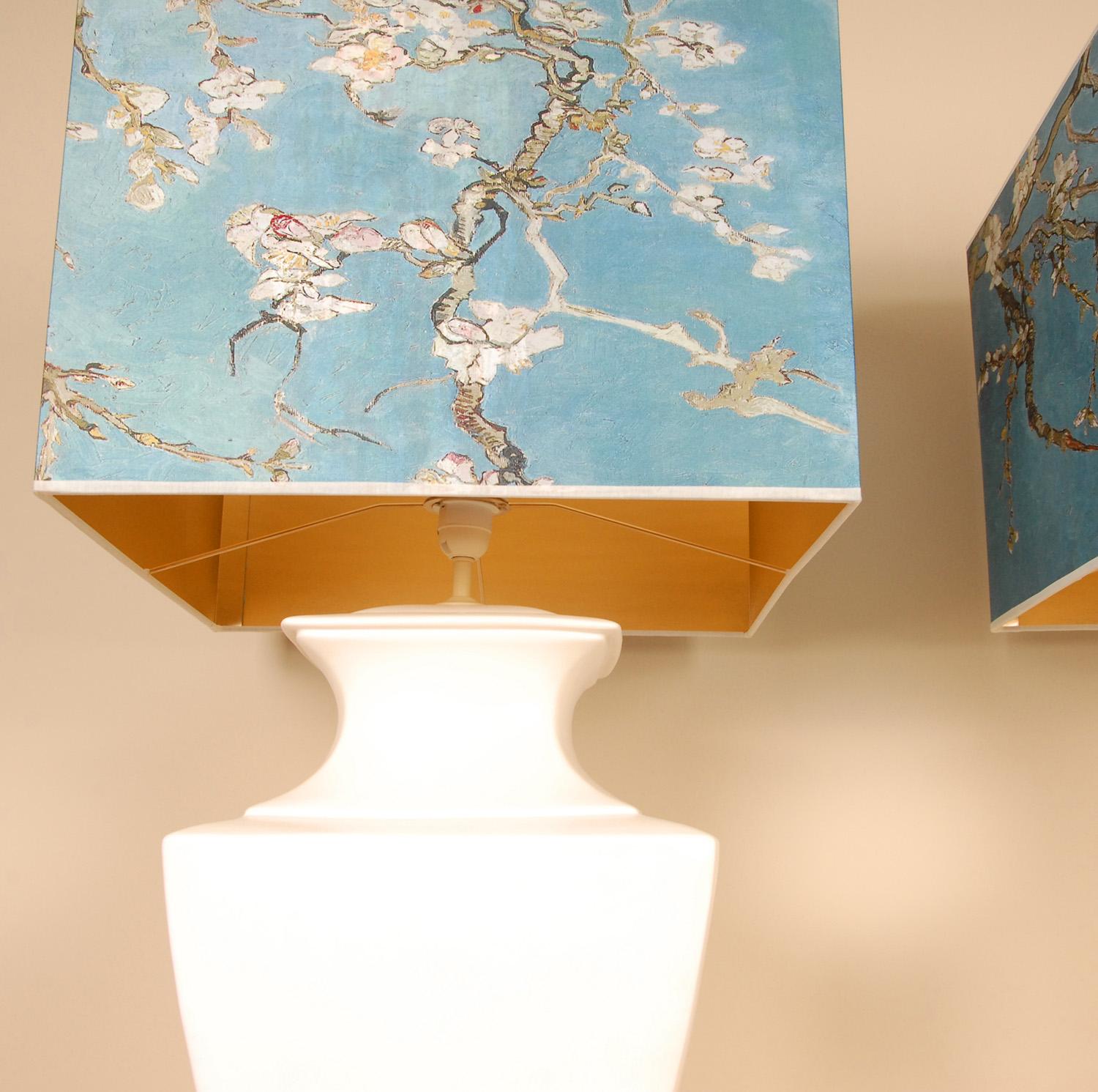 Espagnol Paire de lampes de bureau vintage modernes carrées bleues et blanches style chinoiserie