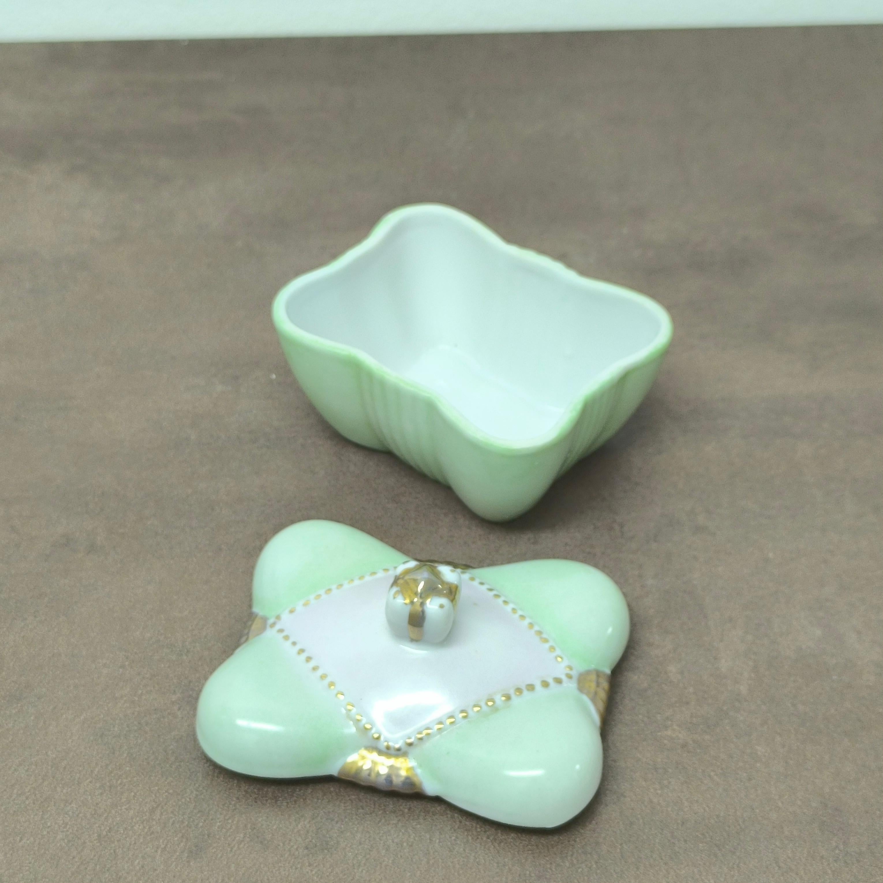 Boîte à couvercle en céramique d'époque, Signée A&M. 1972 - Sculptural Pastel Nile Green Gold en vente 2