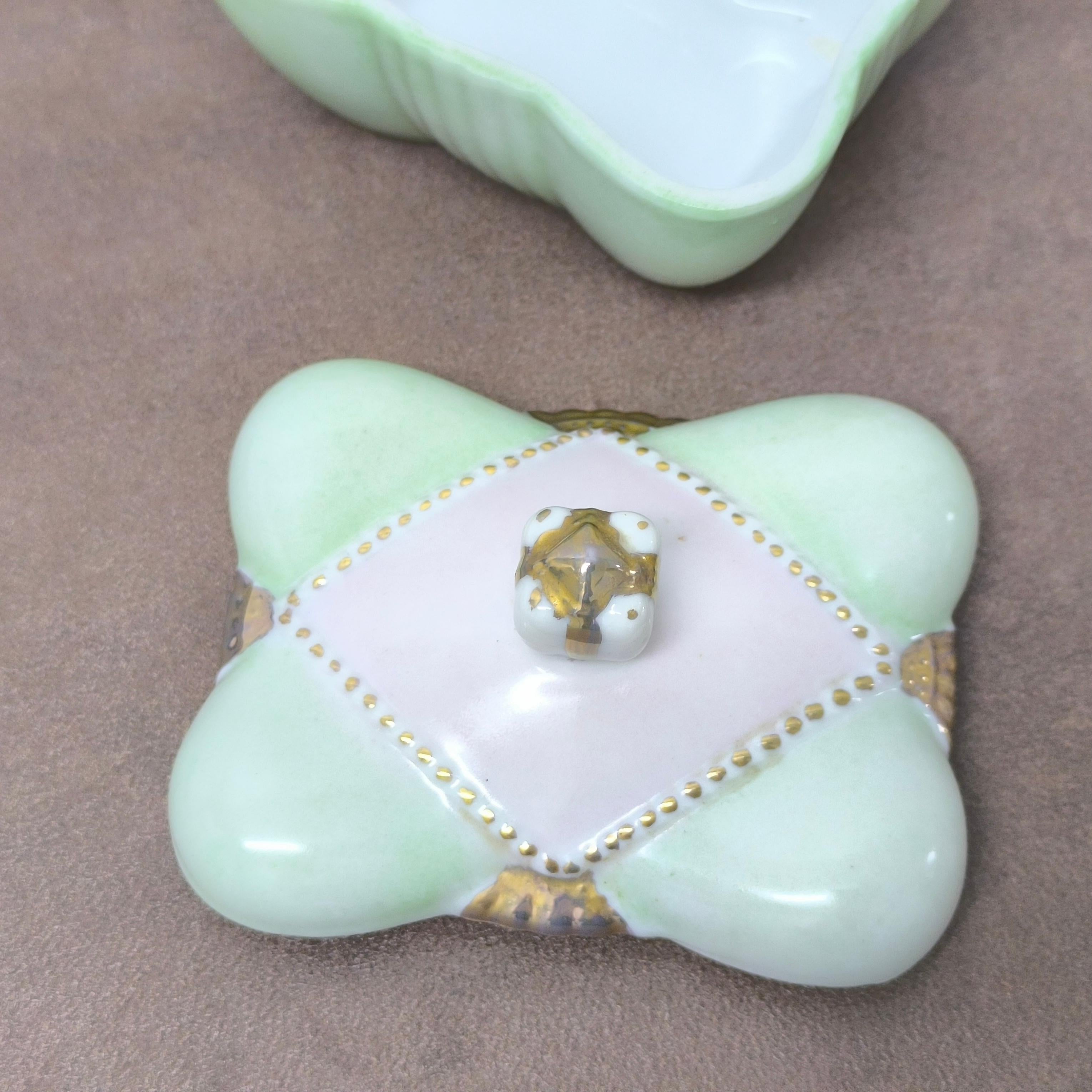 Boîte à couvercle en céramique d'époque, Signée A&M. 1972 - Sculptural Pastel Nile Green Gold en vente 3