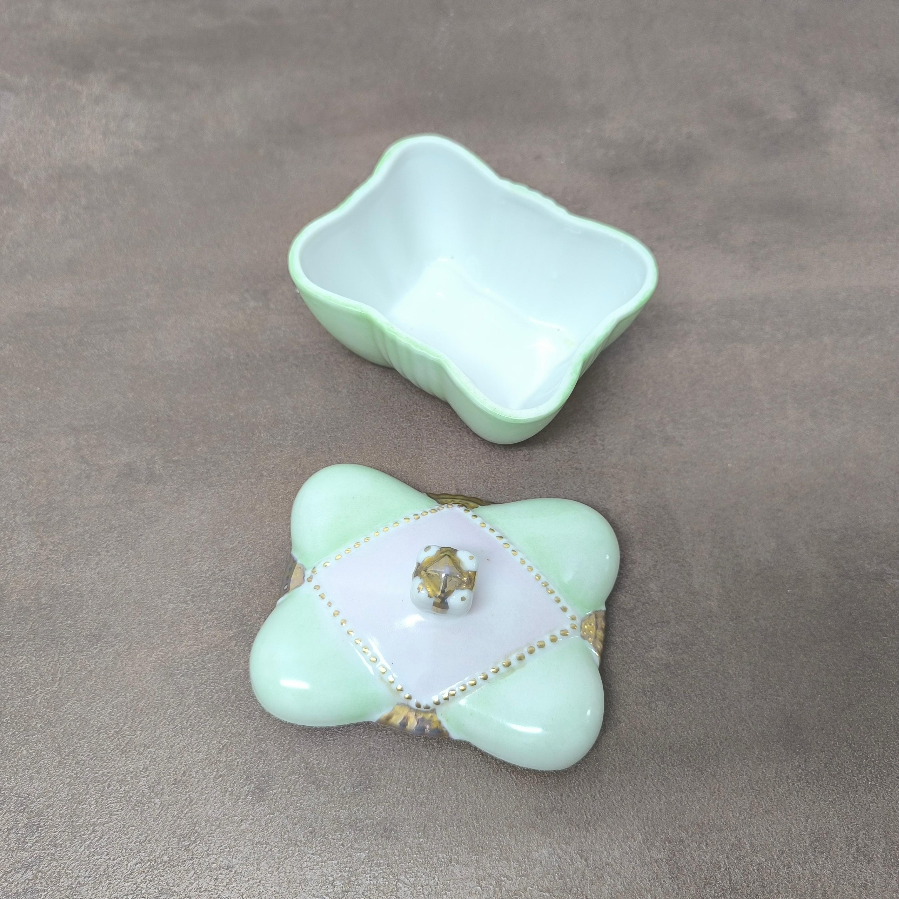 Boîte à couvercle en céramique d'époque, Signée A&M. 1972 - Sculptural Pastel Nile Green Gold en vente 4