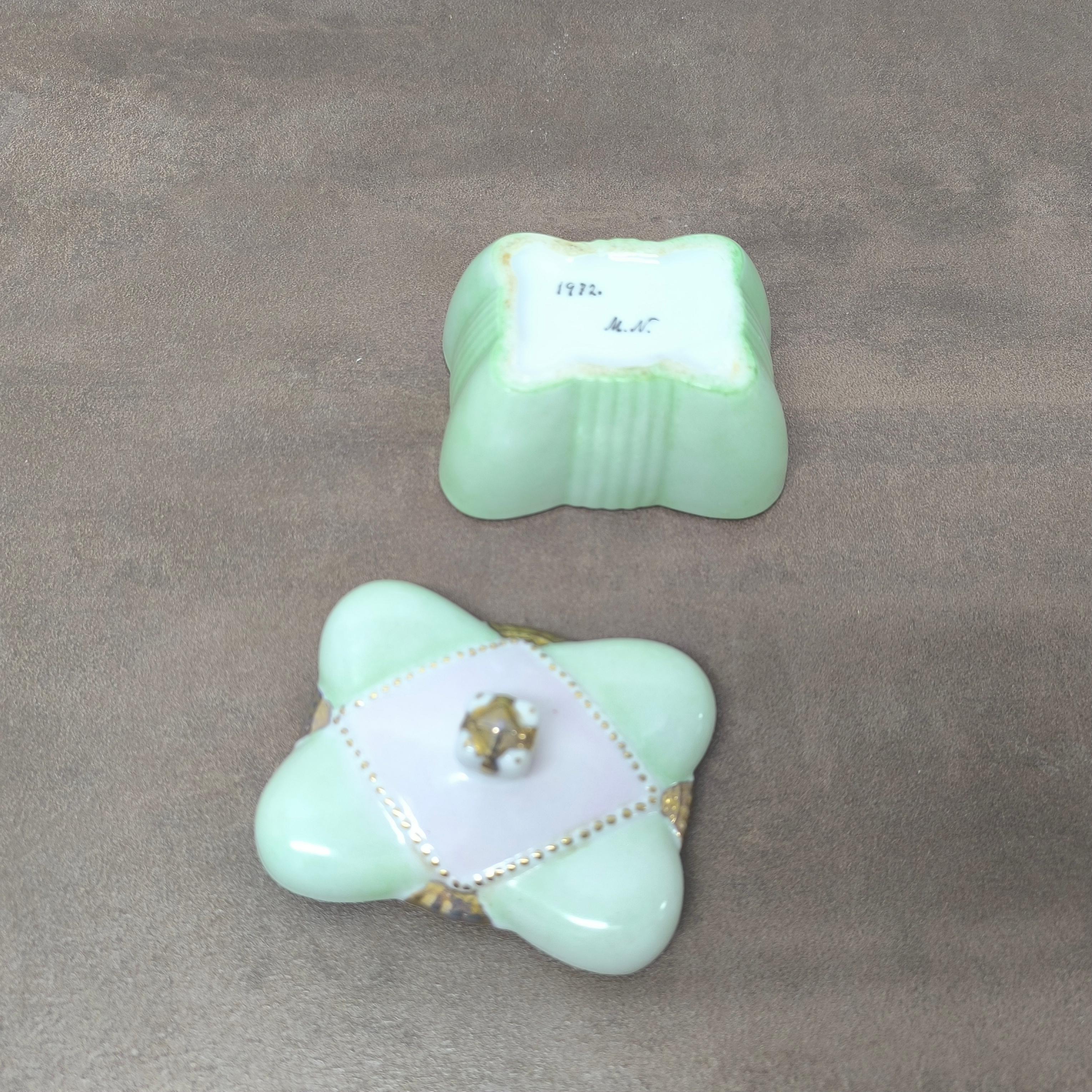 Boîte à couvercle en céramique d'époque, Signée A&M. 1972 - Sculptural Pastel Nile Green Gold en vente 5