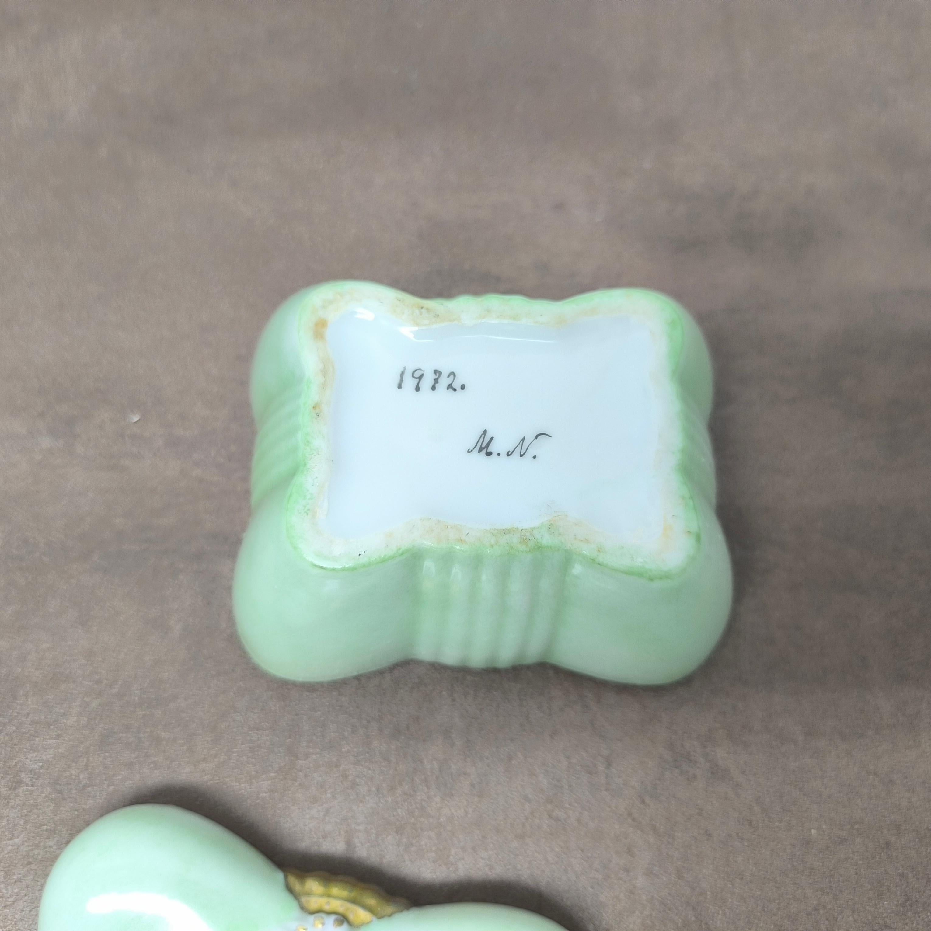 Boîte à couvercle en céramique d'époque, Signée A&M. 1972 - Sculptural Pastel Nile Green Gold en vente 6