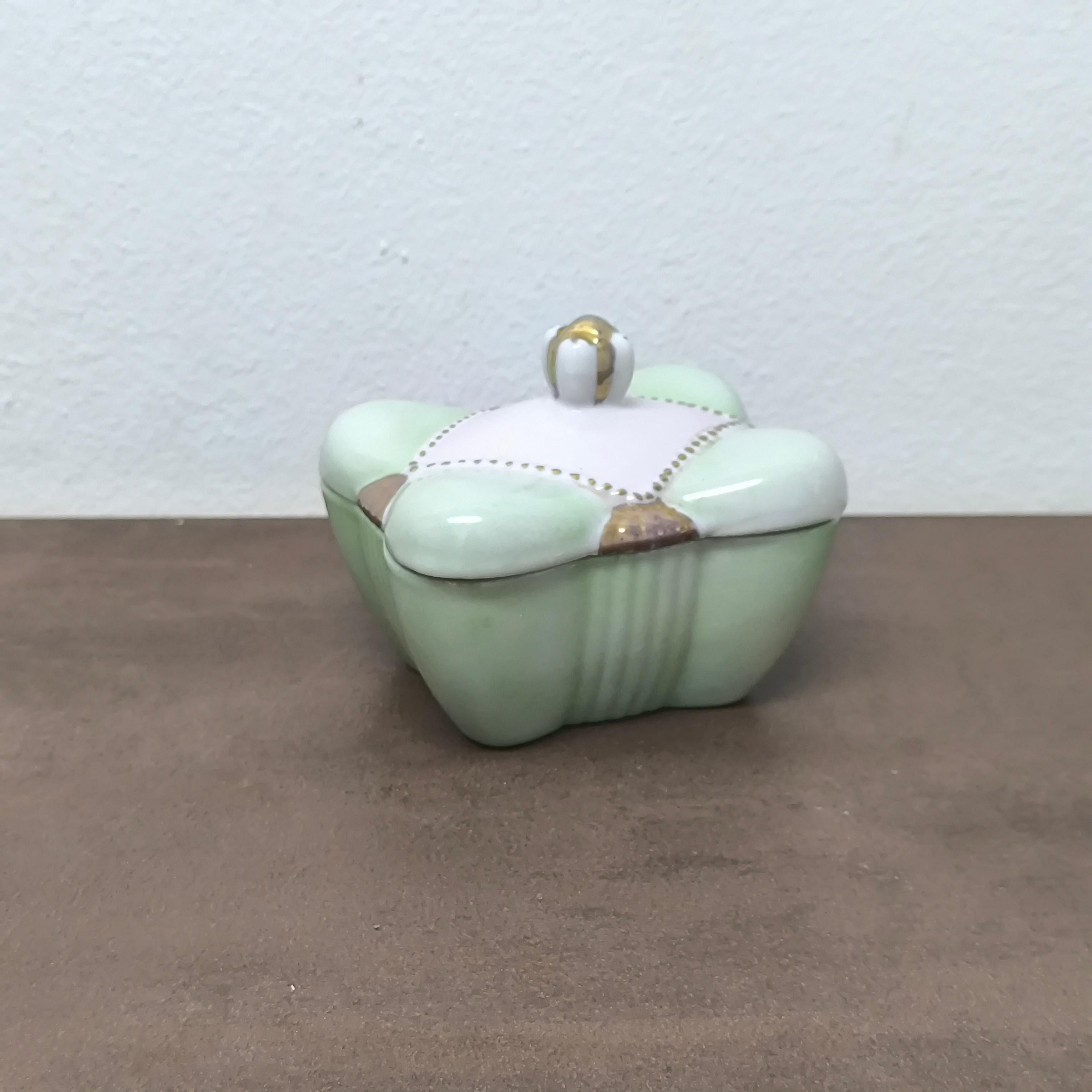 Fusion po�étique de la forme et de la fonction, cette boîte à couvercle en céramique signée par M&M en 1972 présente une silhouette sculpturale rappelant une fleur stylisée ou une forme marine. Fabriqué à la main et marqué par l'artiste sur la base,