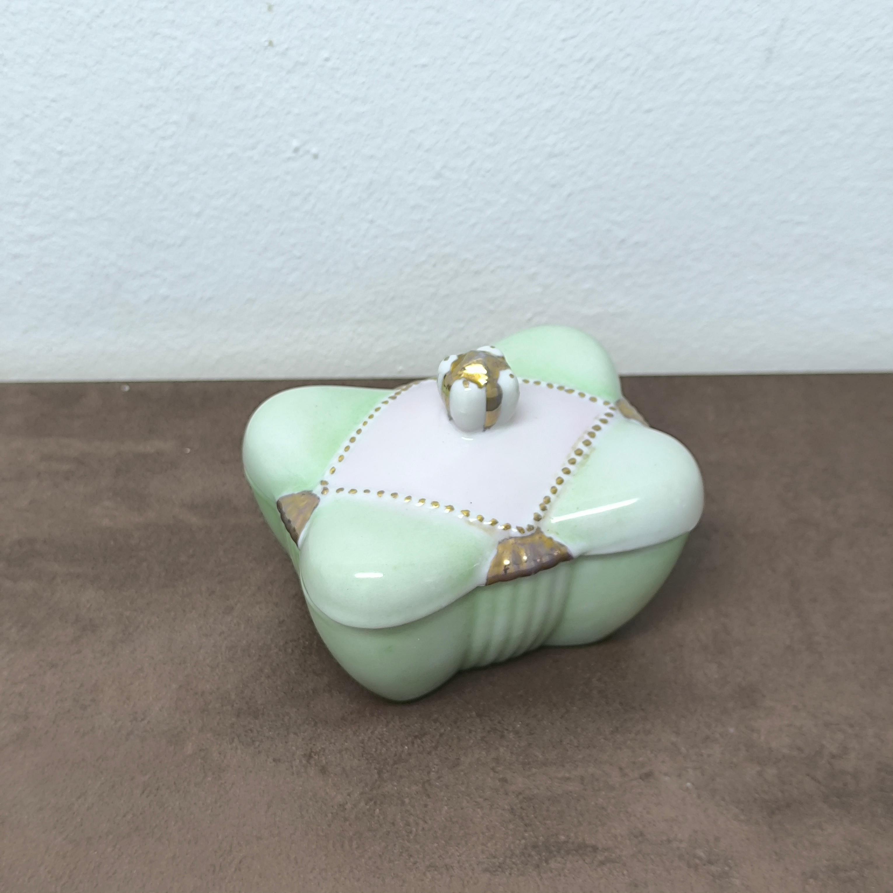 Louis XVI Boîte à couvercle en céramique d'époque, Signée A&M. 1972 - Sculptural Pastel Nile Green Gold en vente