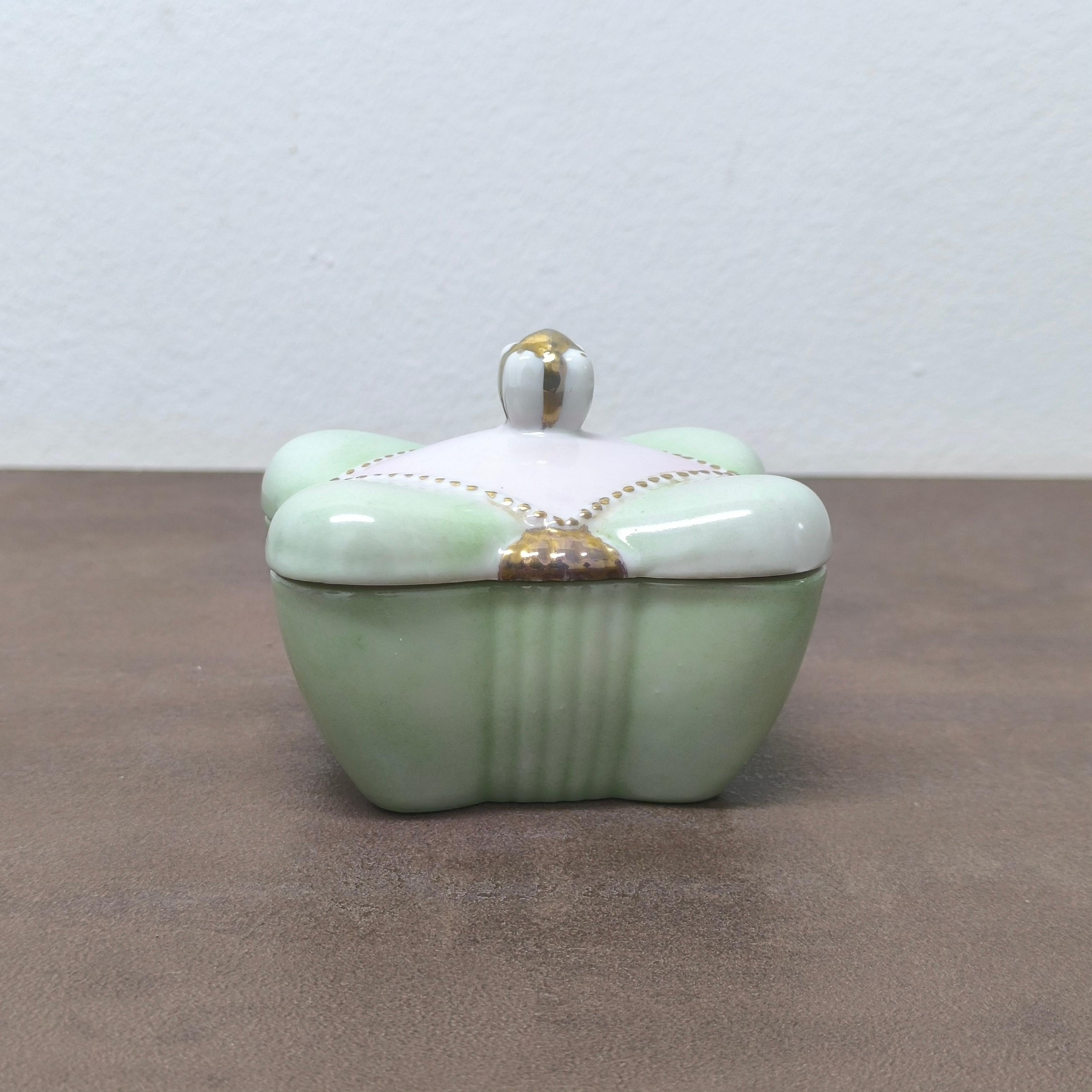 Français Boîte à couvercle en céramique d'époque, Signée A&M. 1972 - Sculptural Pastel Nile Green Gold en vente