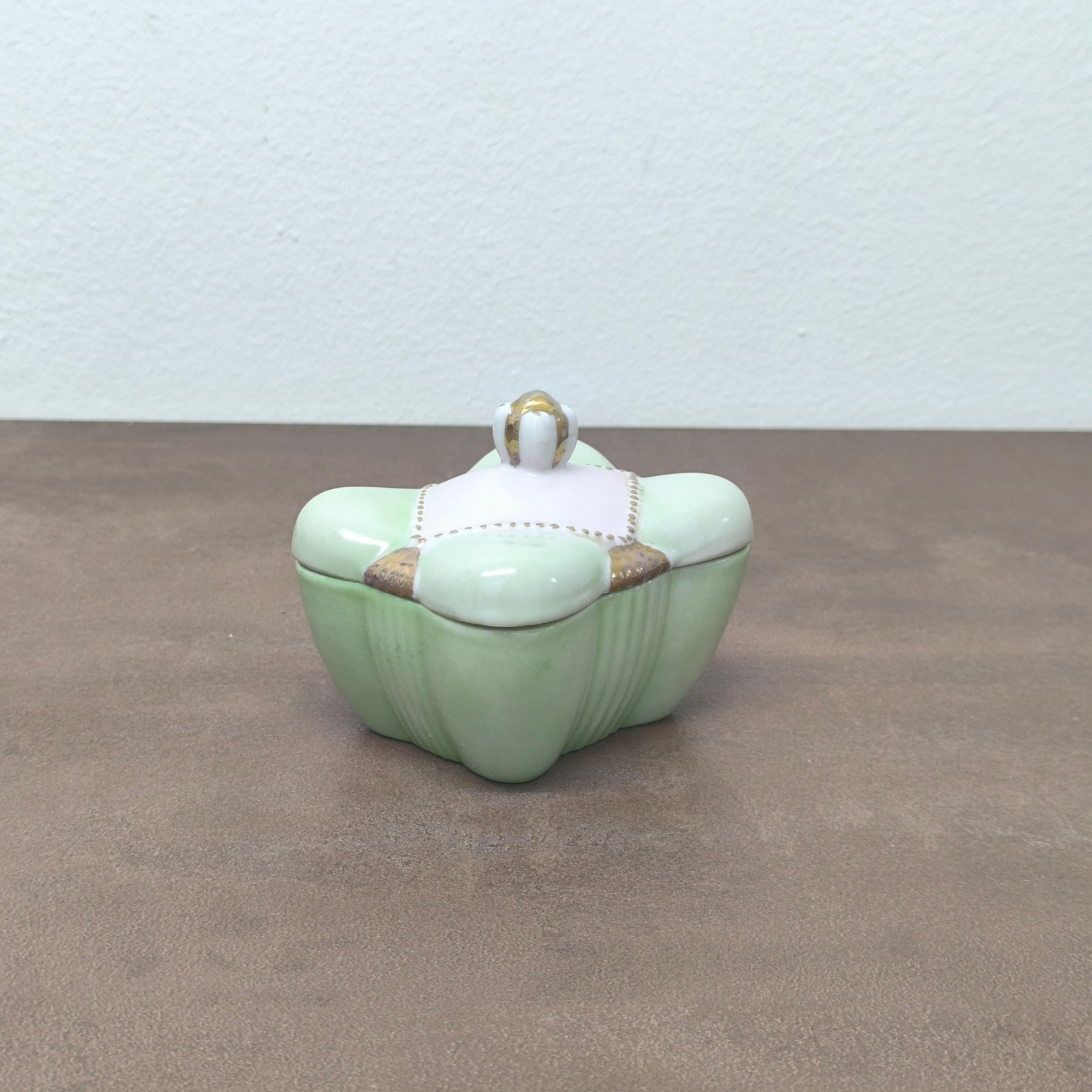 Doré Boîte à couvercle en céramique d'époque, Signée A&M. 1972 - Sculptural Pastel Nile Green Gold en vente