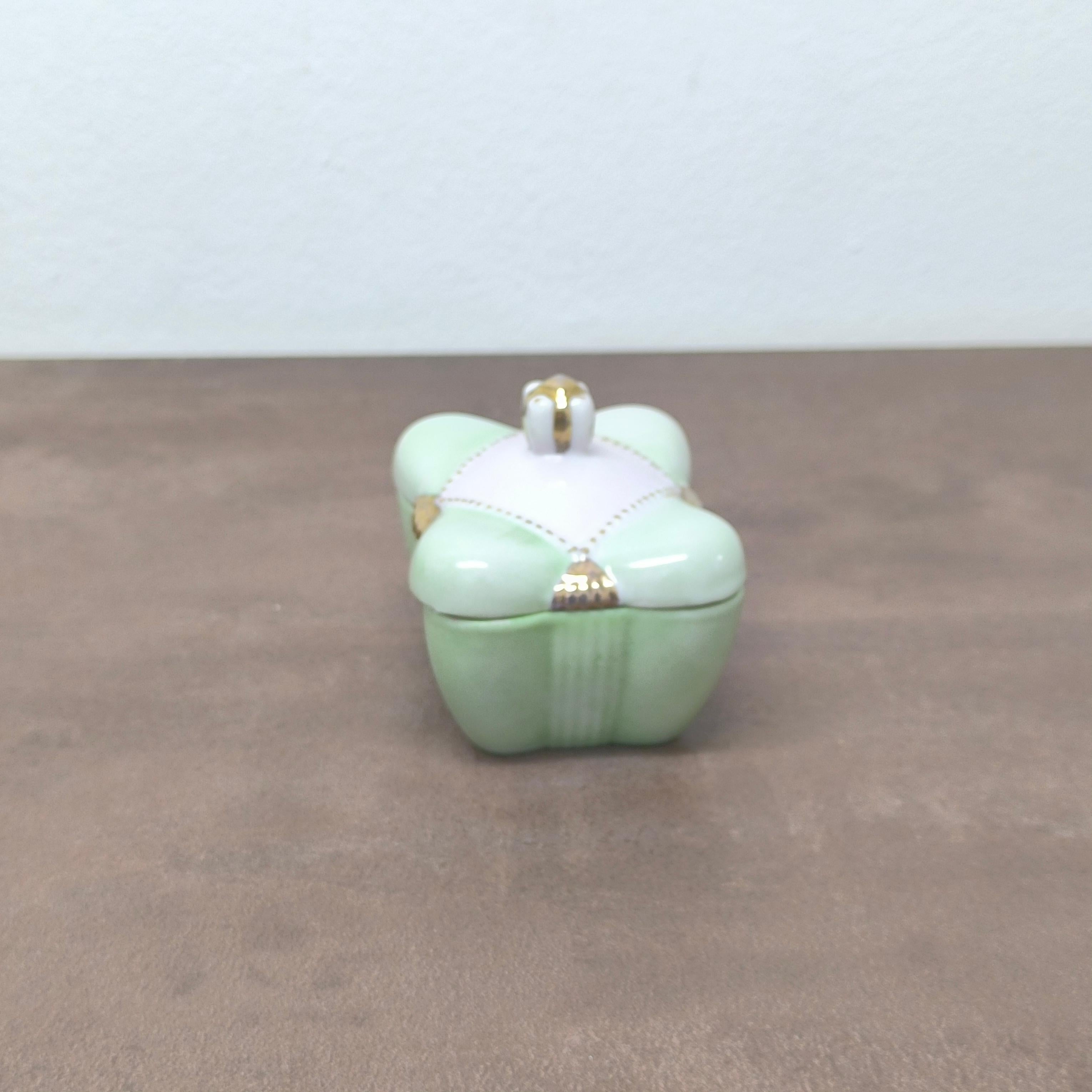 Boîte à couvercle en céramique d'époque, Signée A&M. 1972 - Sculptural Pastel Nile Green Gold Bon état - En vente à Bochum, NRW