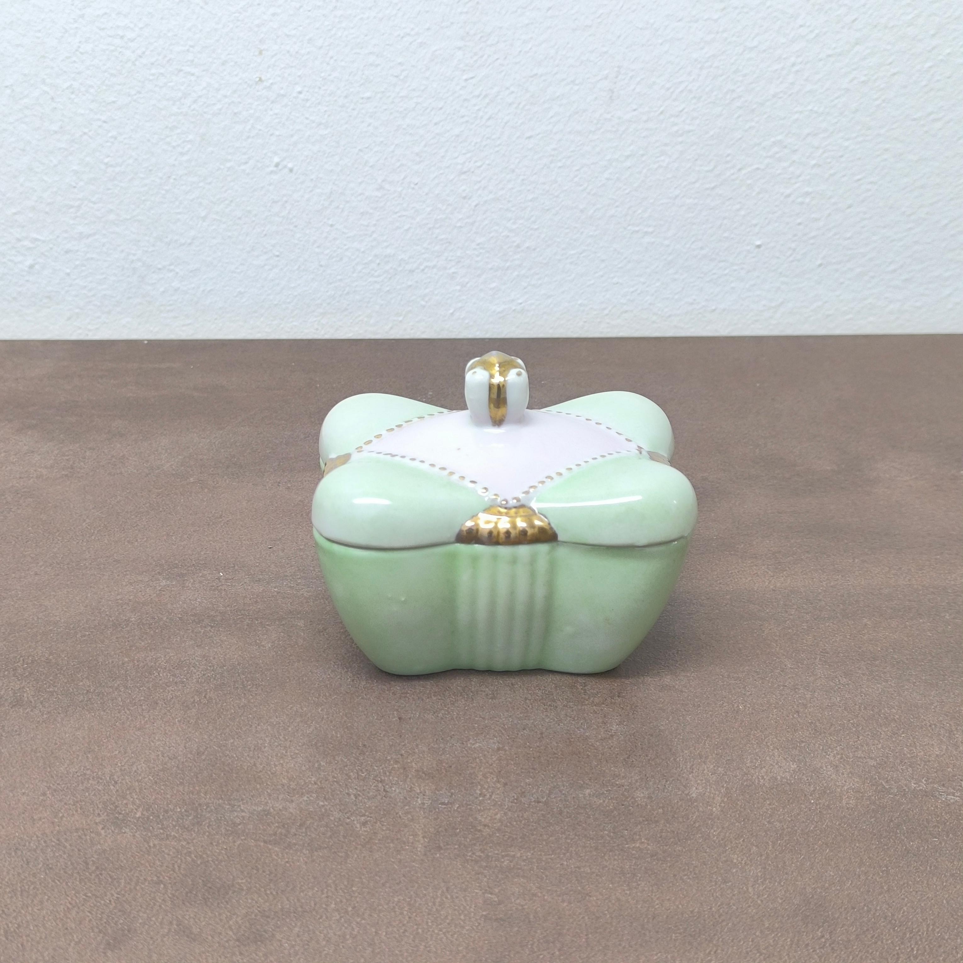 Fin du 20e siècle Boîte à couvercle en céramique d'époque, Signée A&M. 1972 - Sculptural Pastel Nile Green Gold en vente