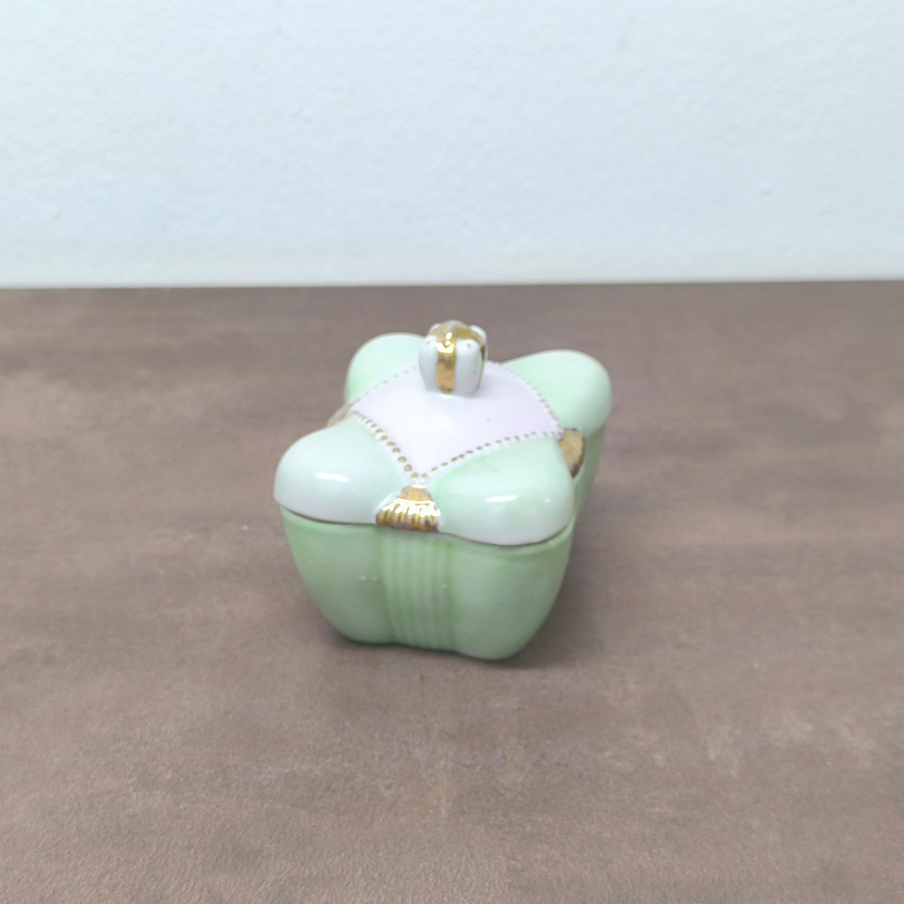 Porcelaine Boîte à couvercle en céramique d'époque, Signée A&M. 1972 - Sculptural Pastel Nile Green Gold en vente