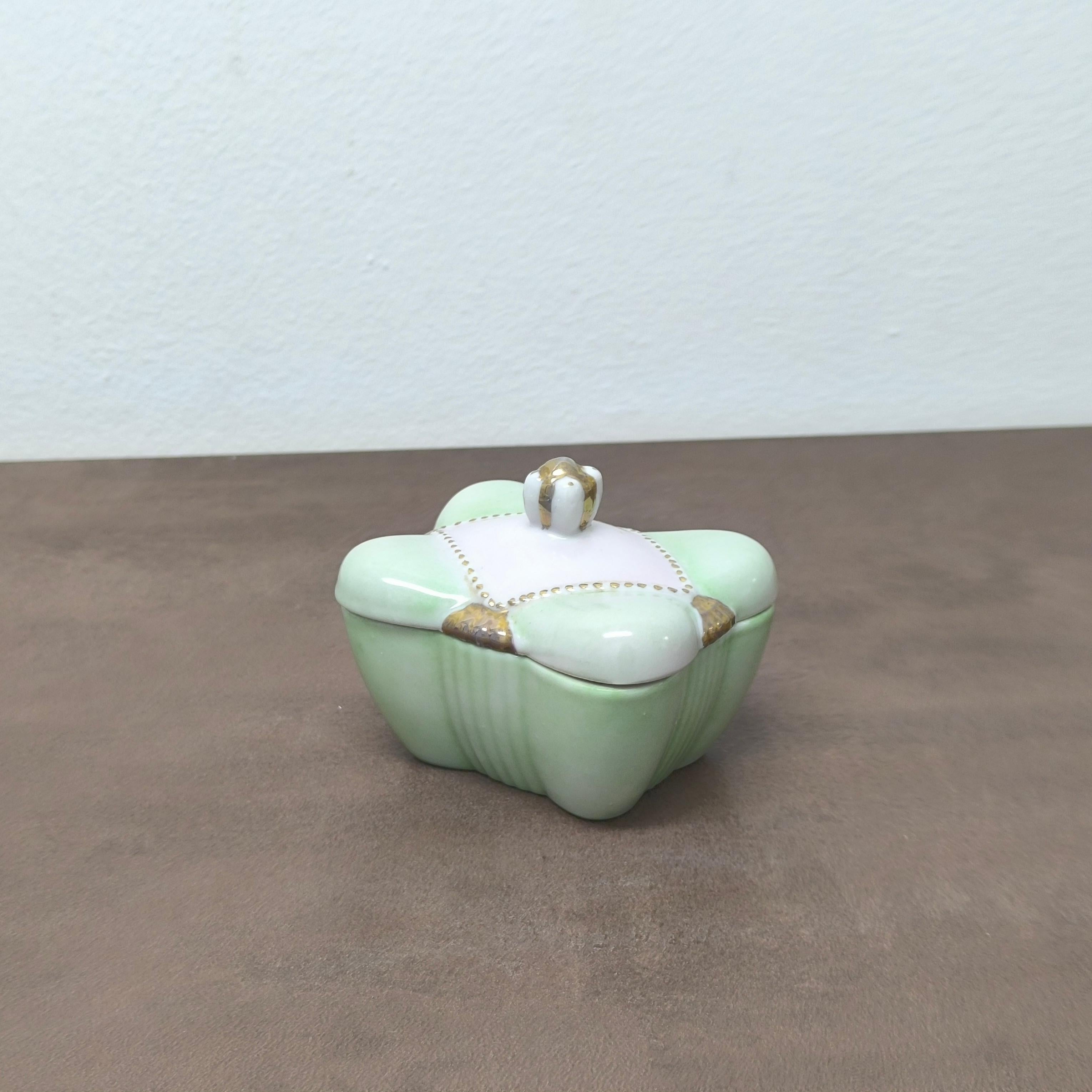 Boîte à couvercle en céramique d'époque, Signée A&M. 1972 - Sculptural Pastel Nile Green Gold en vente 1