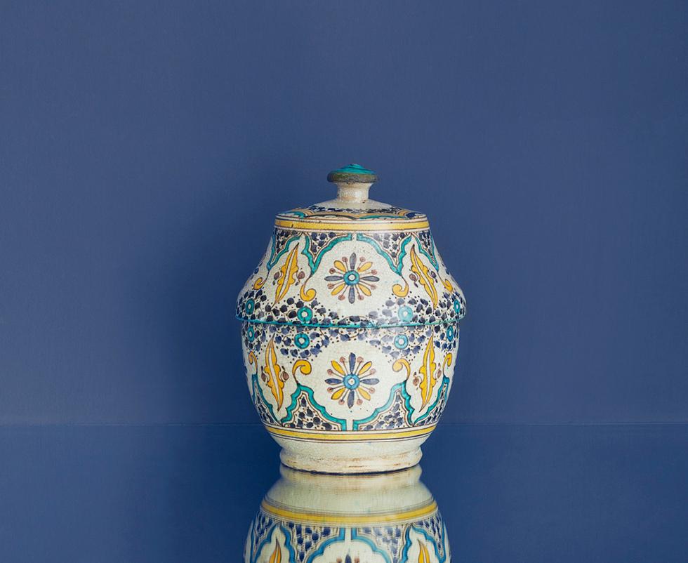 Oriental ceramic lidded jar in cream crackled glaze with decoration.