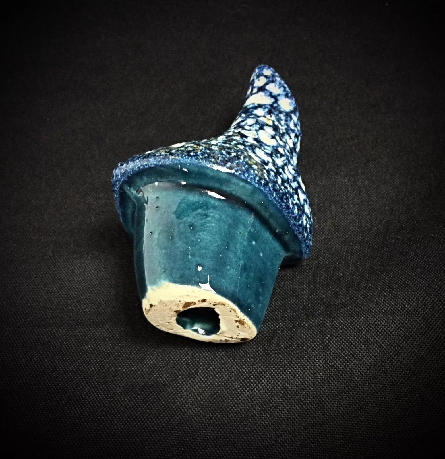 Ce rare service à liqueur vintage en céramique, signé par Vallauris, présente le magnifique motif 