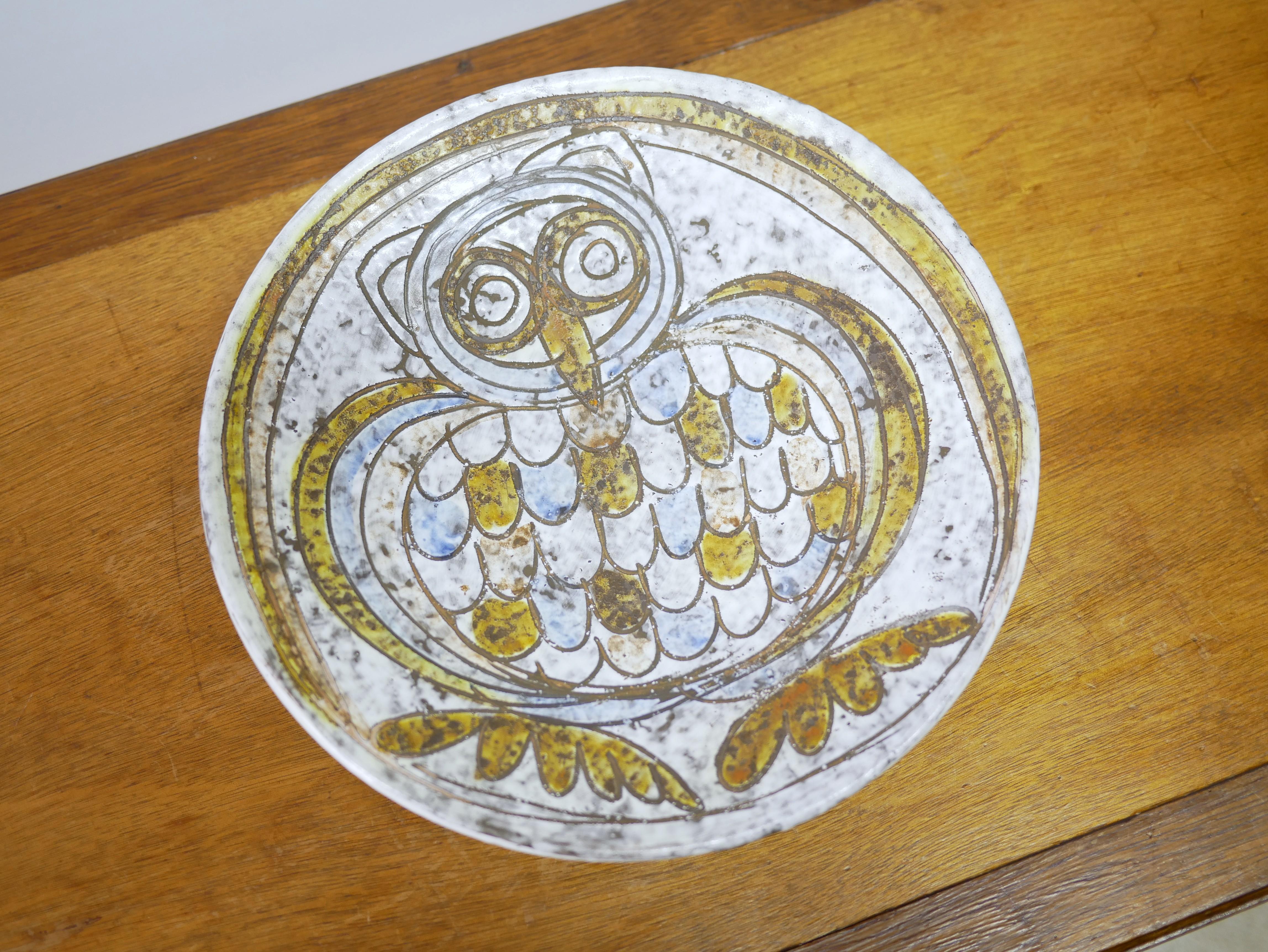 Keramikteller mit Eulenmotiv, entworfen von der ungarischen Keramikerin Zsuzsa Szombath in den 1960er Jahren.

Mit ihrem hübschen Dekor und ihrem farbenfrohen Farbton fügt sich diese Keramik perfekt in eine aktuelle Dekoration ein.

Schöner Zustand,