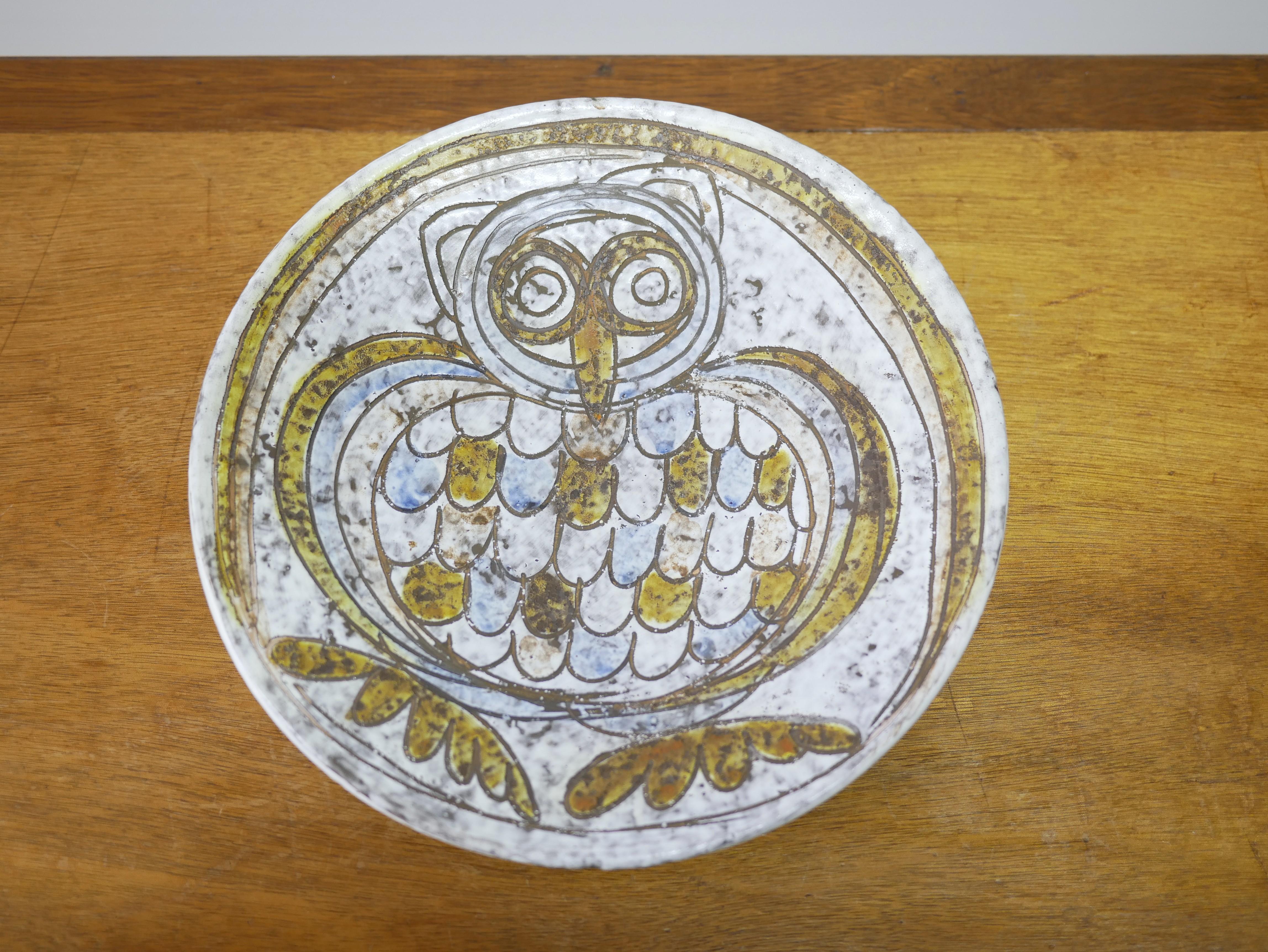 Wandteller mit Eule aus Keramik von Zsuzsa Szombath im Angebot 1