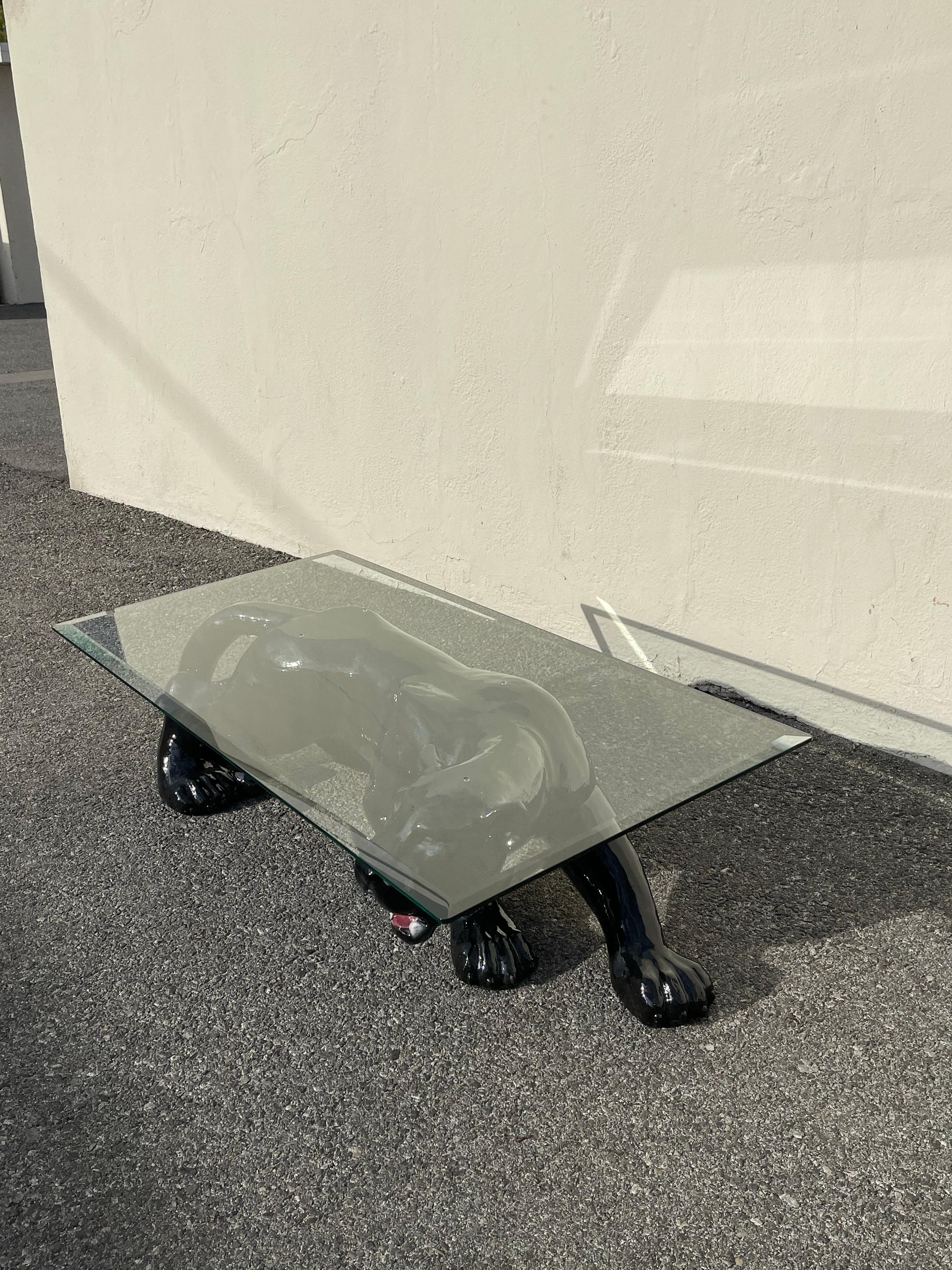 Table basse vintage en céramique et verre représentant une panthère. Origine : Circa 1980's. En excellent état, avec quelques rayures mineures sur le verre, compatibles avec l'âge.