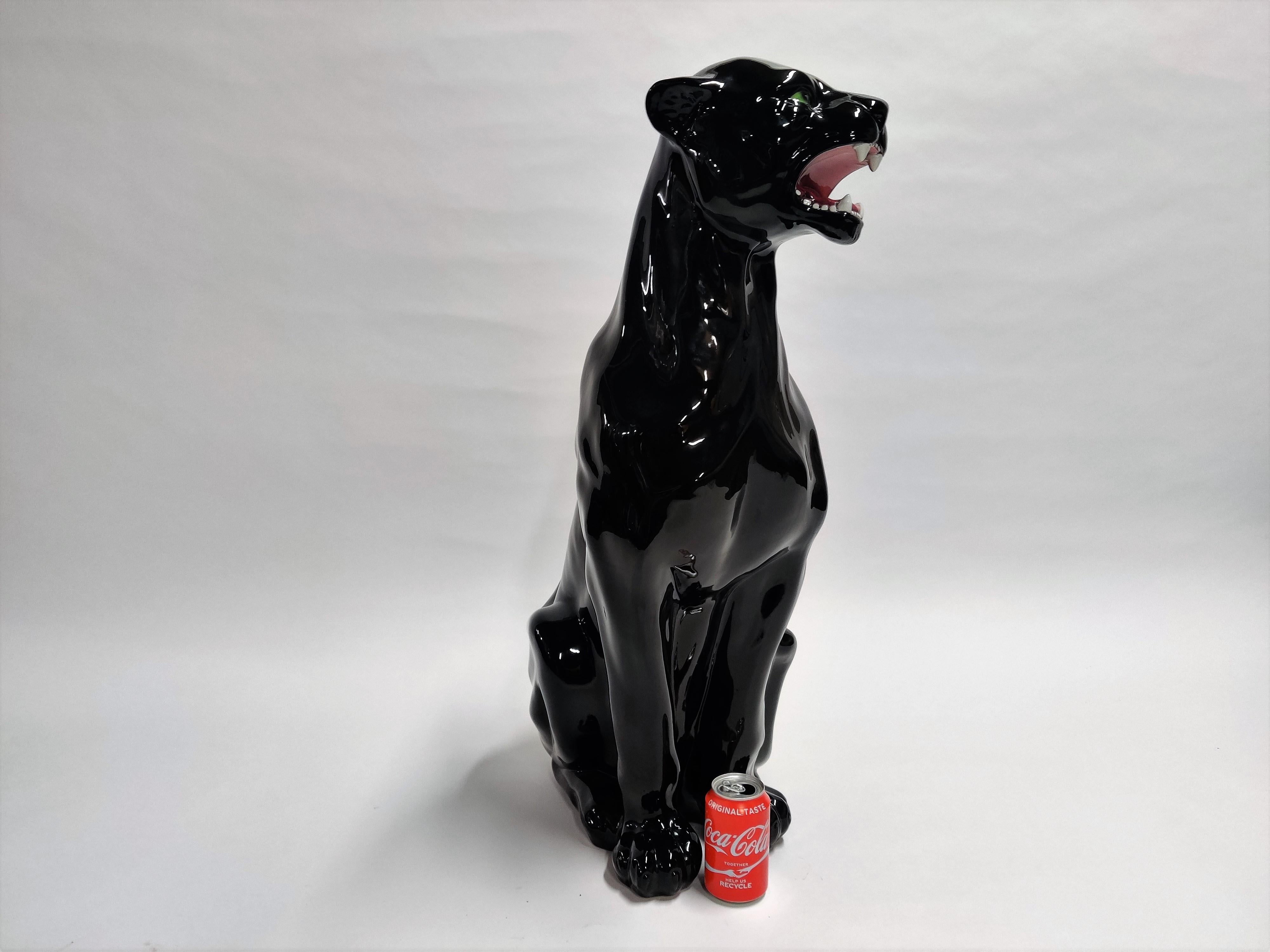 A large Italian vintage sculptural panther, produced circa 1970s, made from glazed ceramic, depicted sitting upright,

Labeled 'made in italy'

Very good condition, no chips

Measures: Height 83cm/32.67