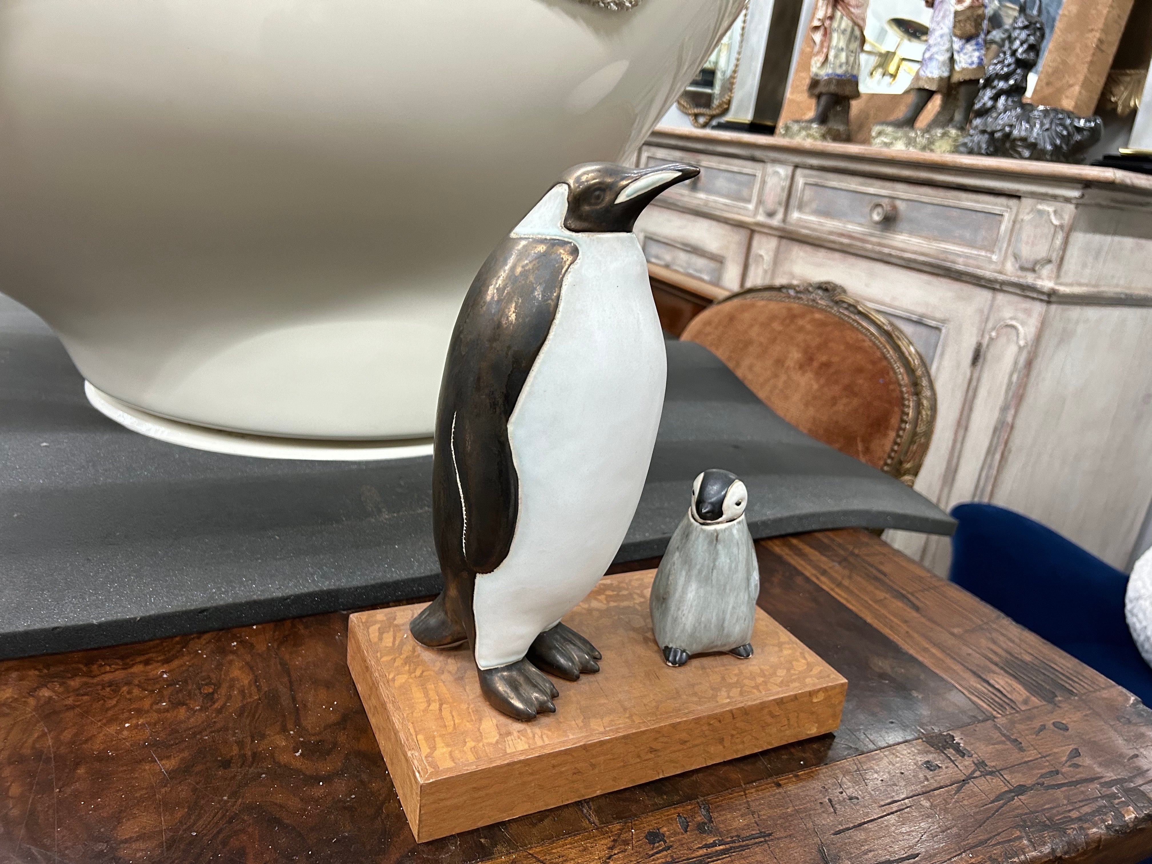 Escultura pingüino de cerámica vintage.
Preciosa escultura animal del siglo XX, de estilo Art Déco, con una madre y una cría de pingüino de cerámica montadas sobre una base de madera.
¡Escultura bellamente detallada!