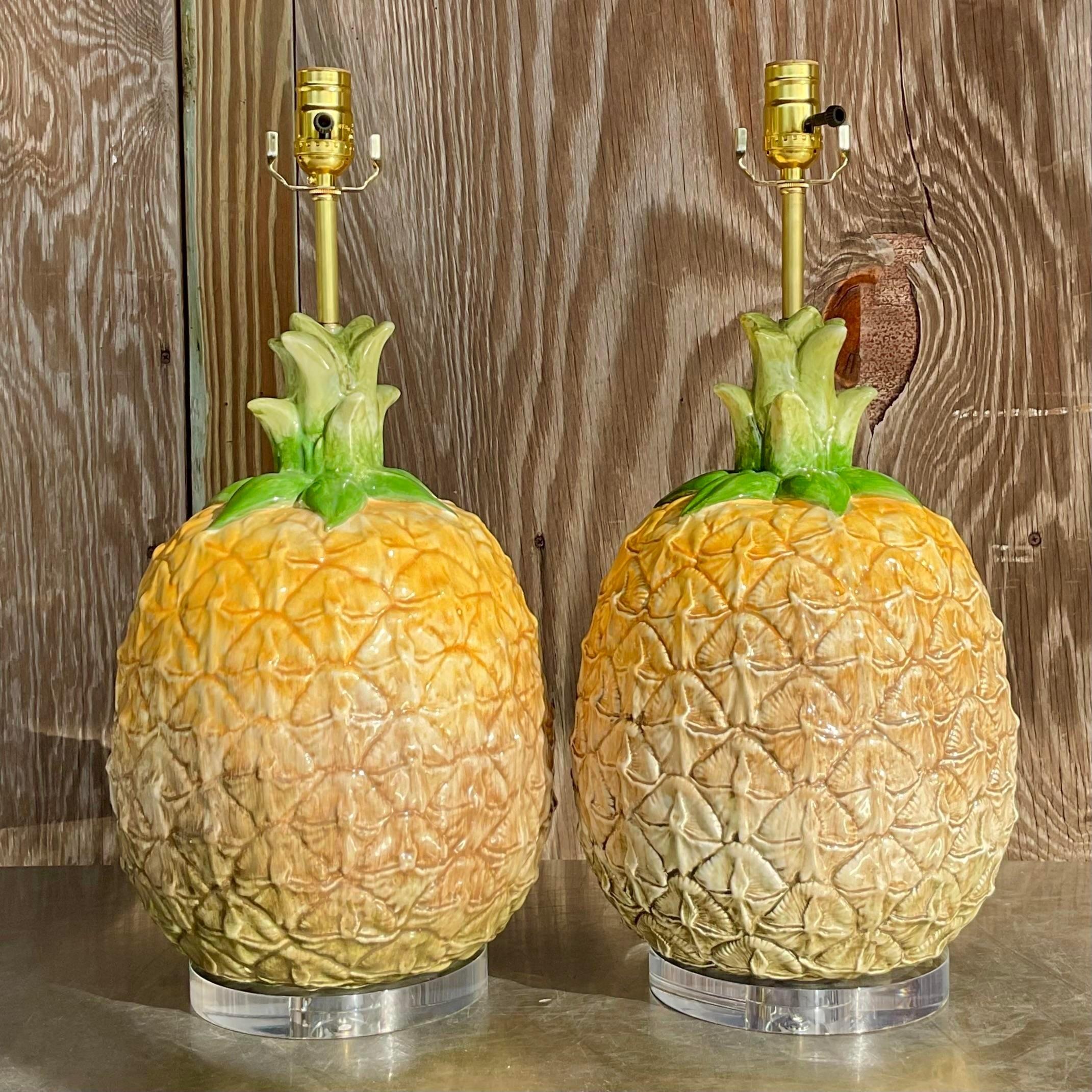 Américain Lampe à ananas en céramique - une paire en vente