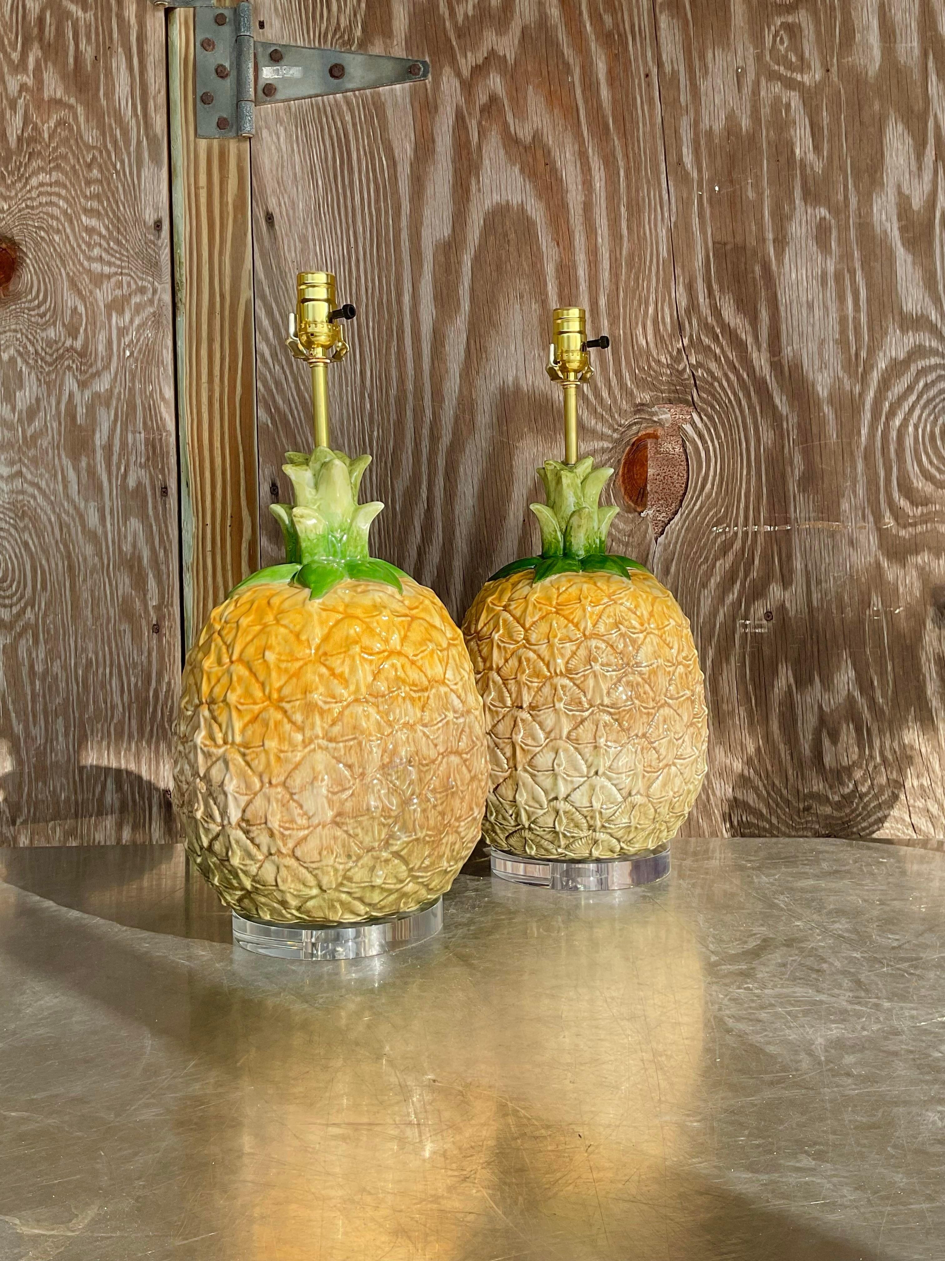 Lampe à ananas en céramique - une paire Bon état - En vente à west palm beach, FL