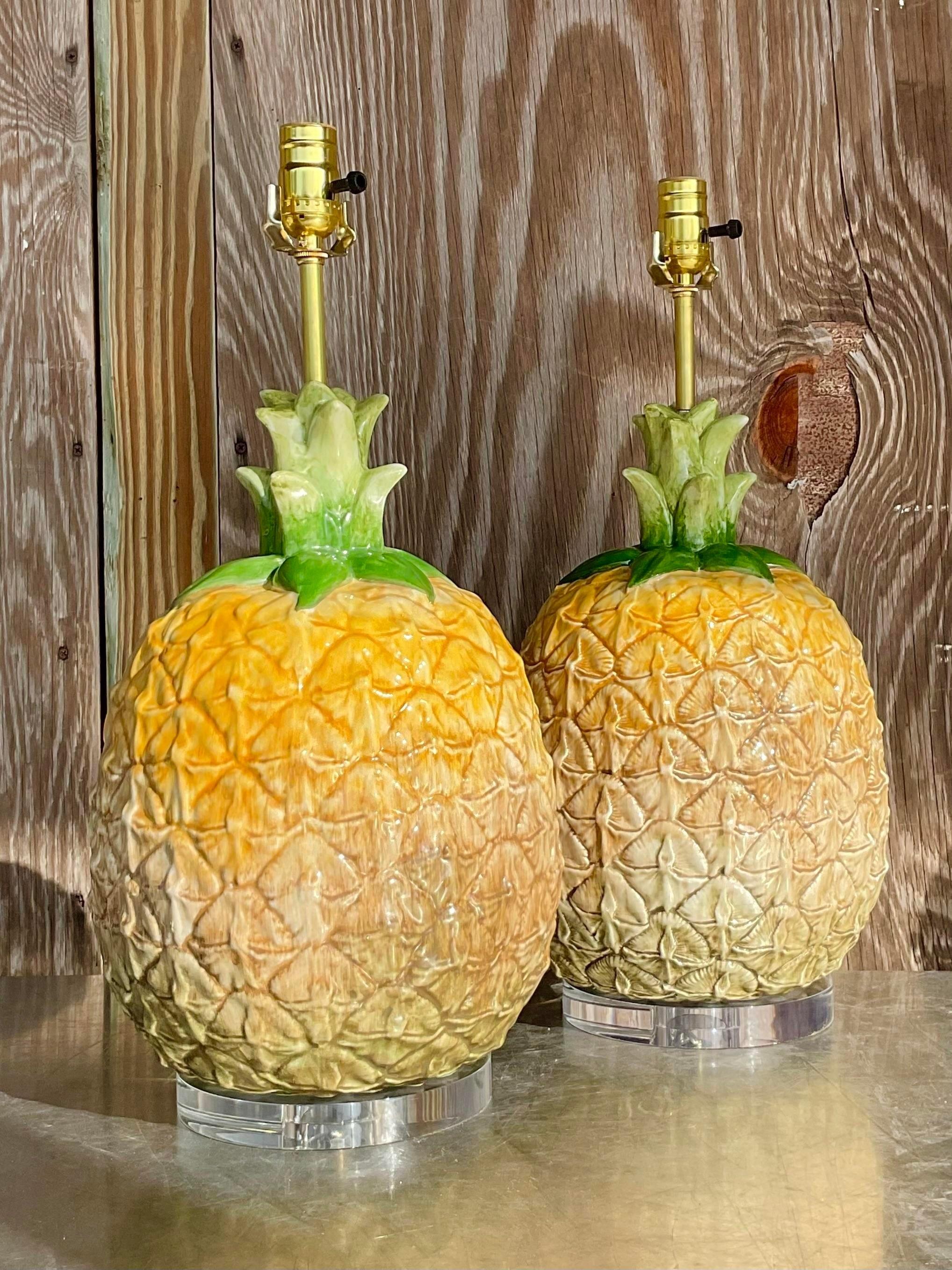 Laiton Lampe à ananas en céramique - une paire en vente