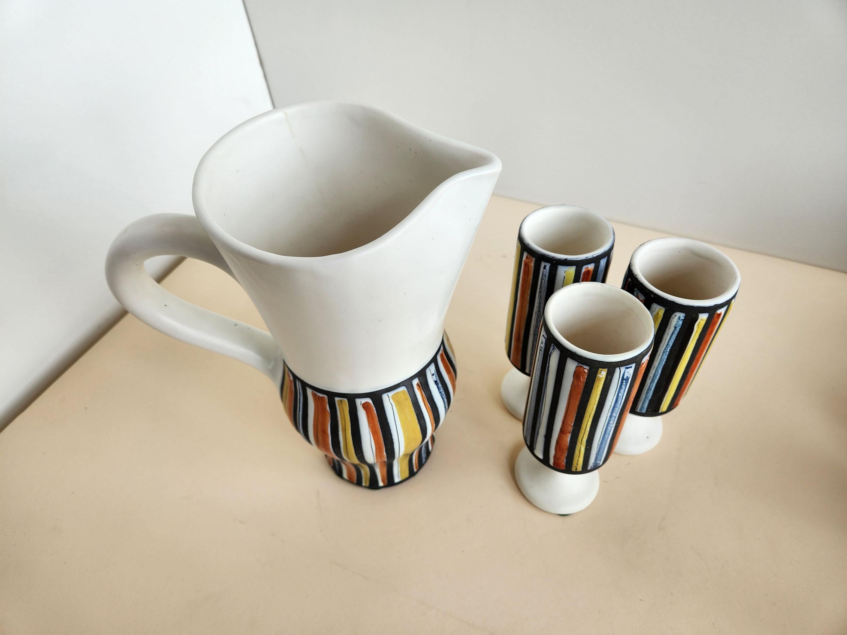 Roger Capron – Vintage-Krug aus Keramik und 3 Kelchen mit vertikalen Streifen (Mitte des 20. Jahrhunderts) im Angebot
