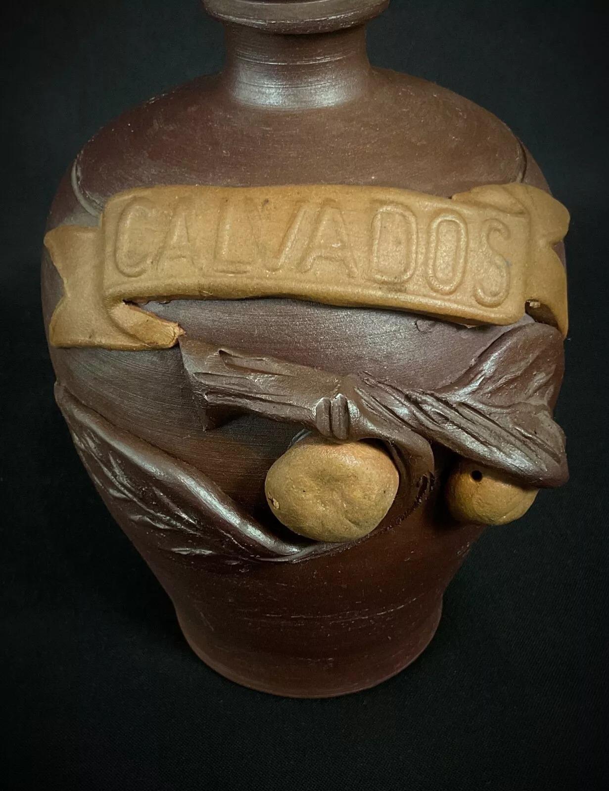 Esta jarra de cerámica vintage, con la etiqueta 